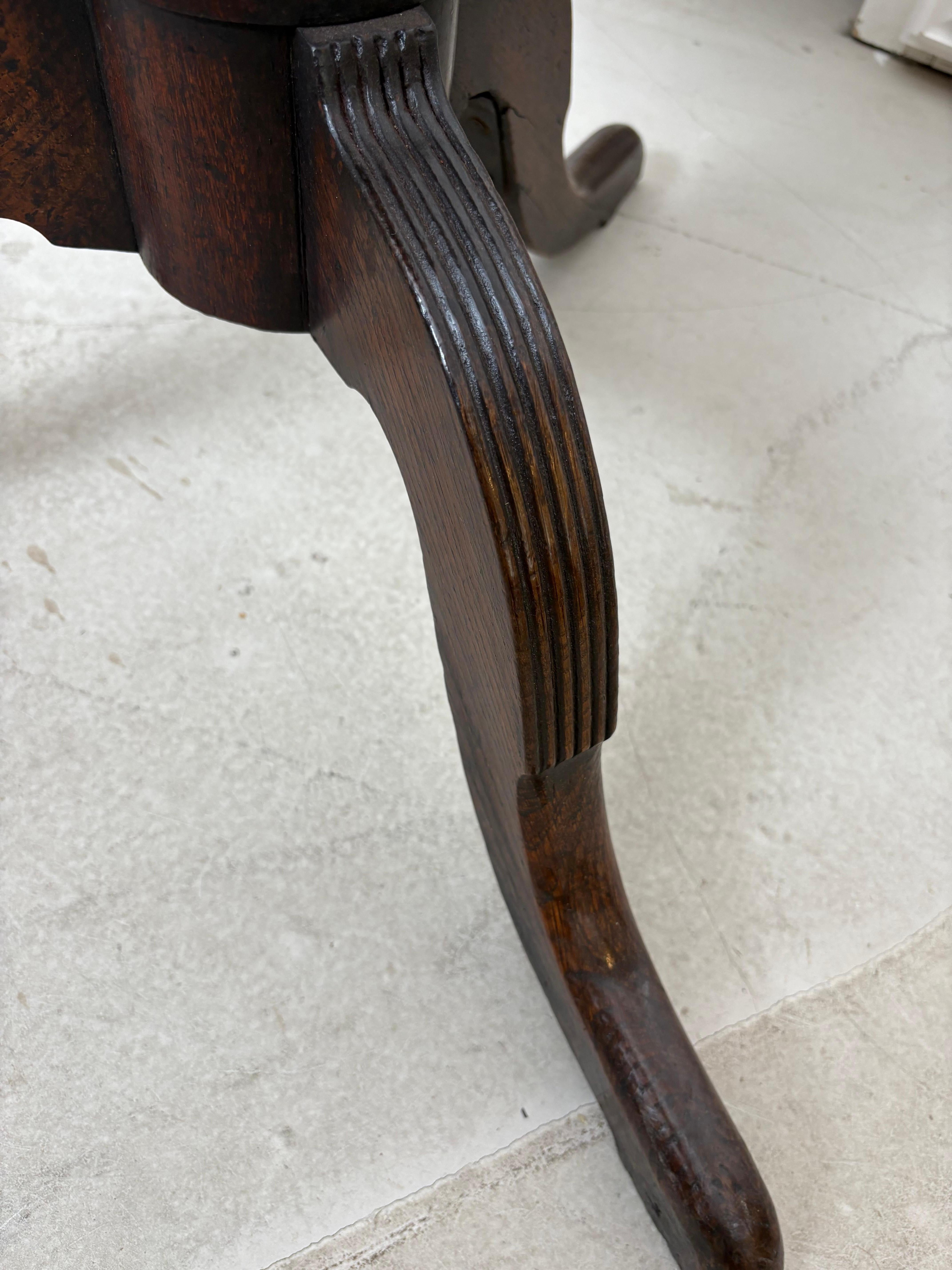Georgian Oak & Elm tripod table For Sale 1
