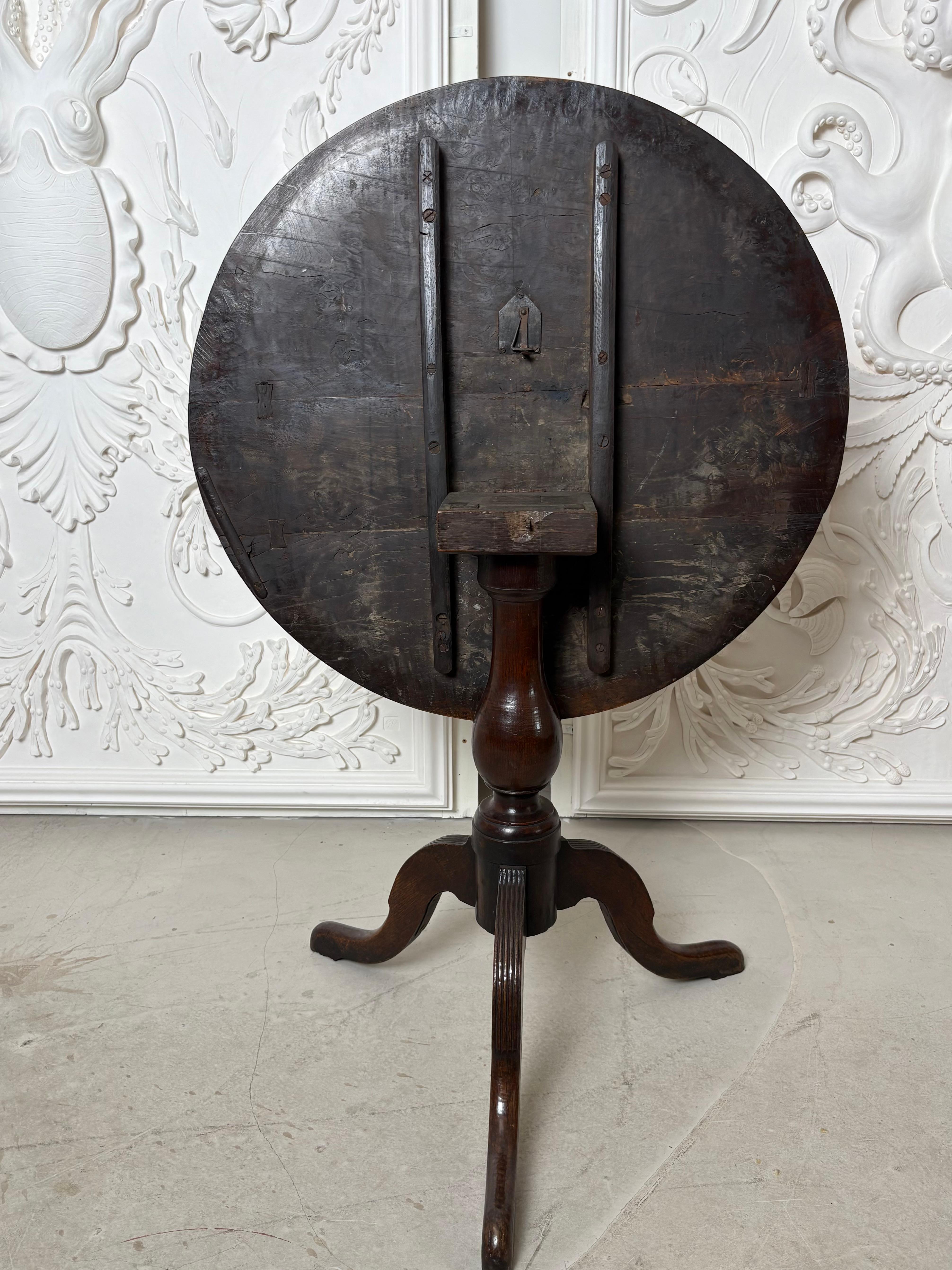Georgian Oak & Elm tripod table For Sale 3