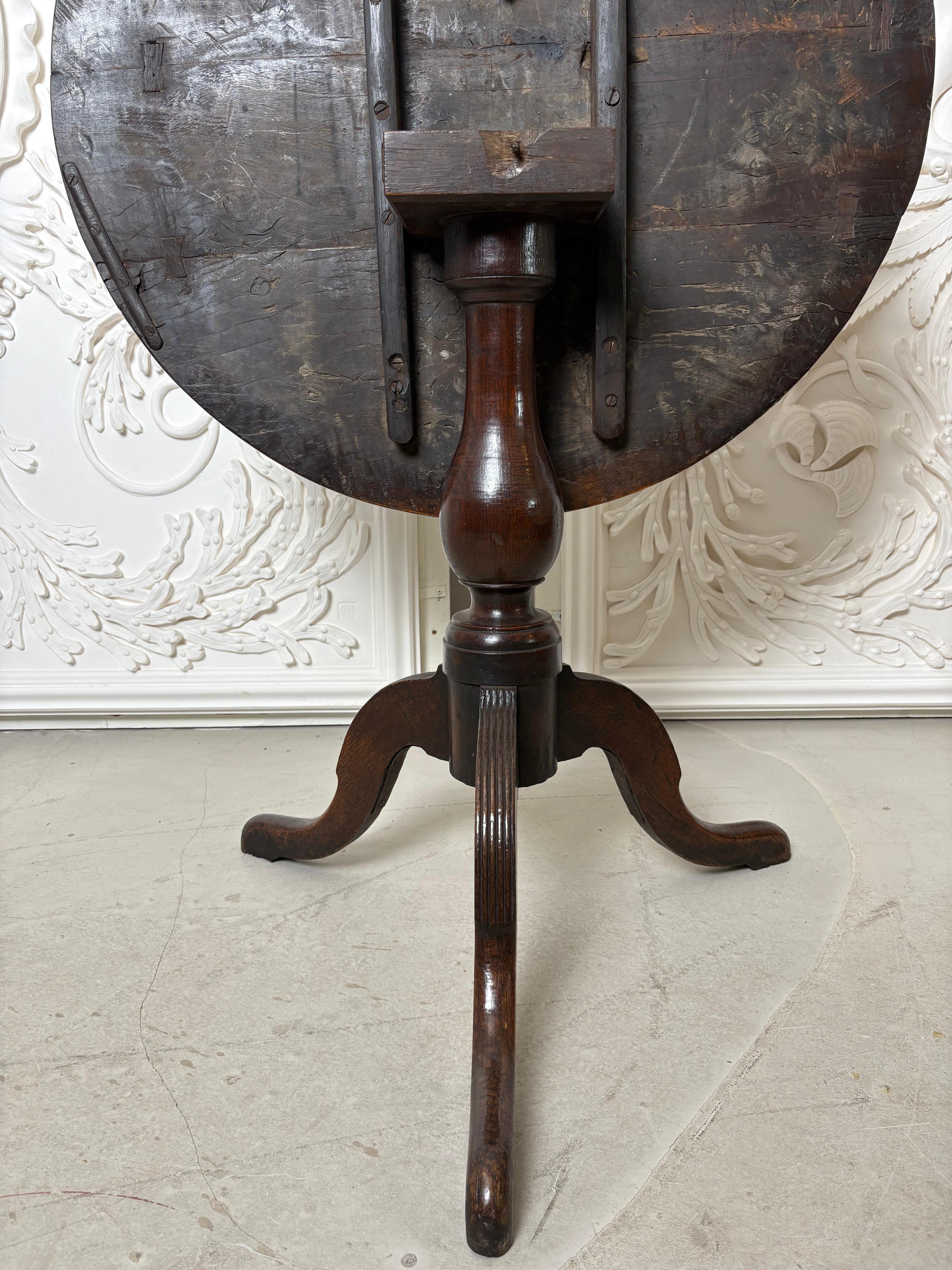 Georgian Oak & Elm tripod table For Sale 4