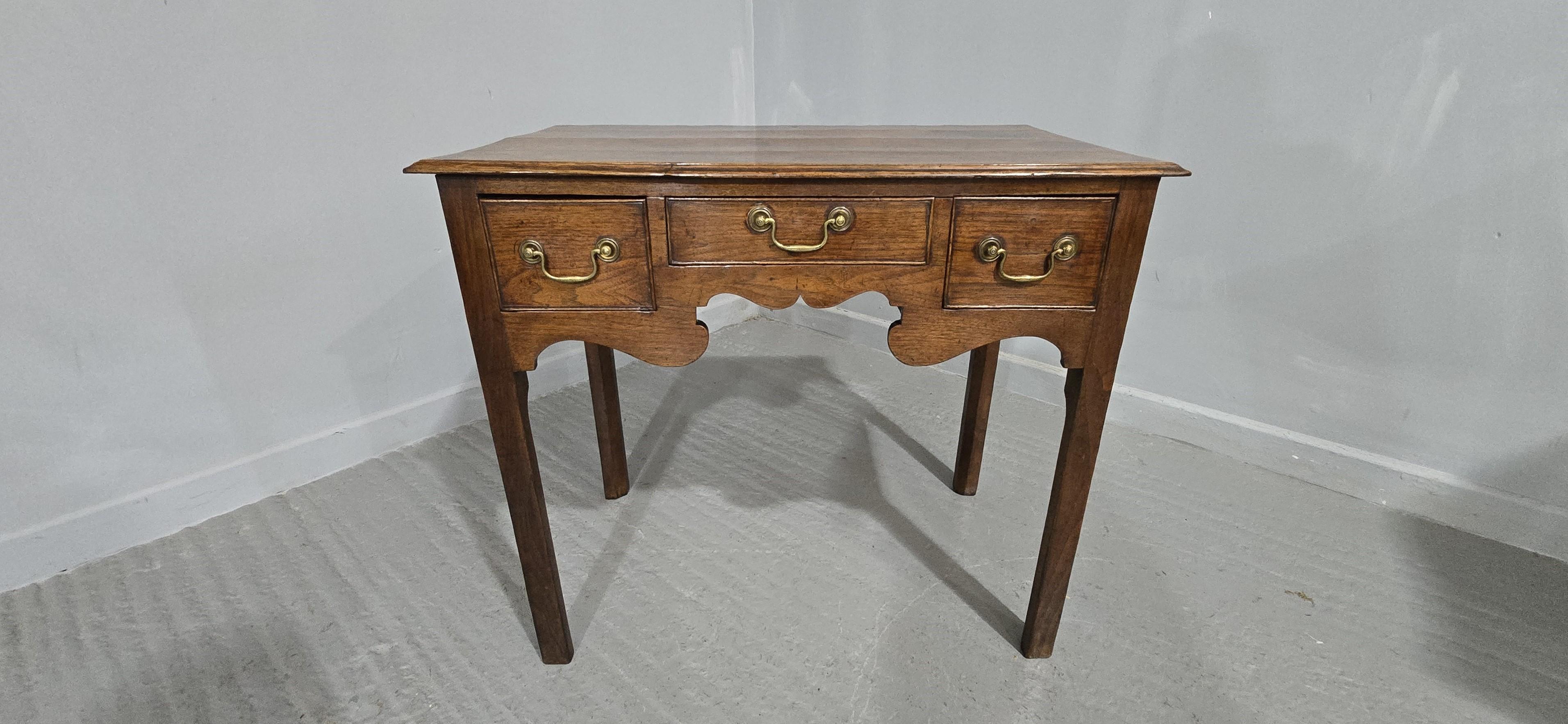 Un'ottima credenza georgiana a tre cassetti in rovere, con maniglie originali a collo di cigno in ottone e in ottime condizioni generali.

28