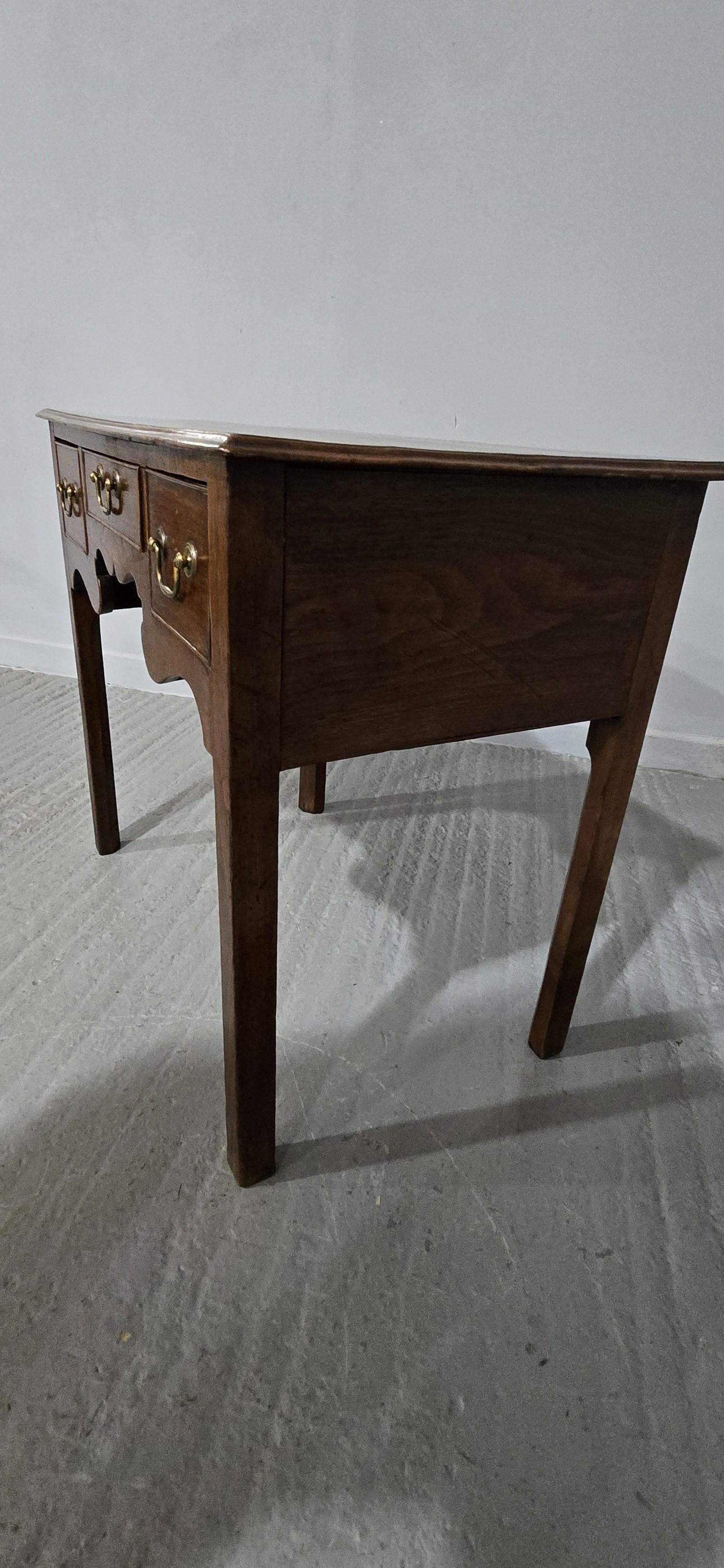 Inglese Lowboy georgiano in Oak in vendita