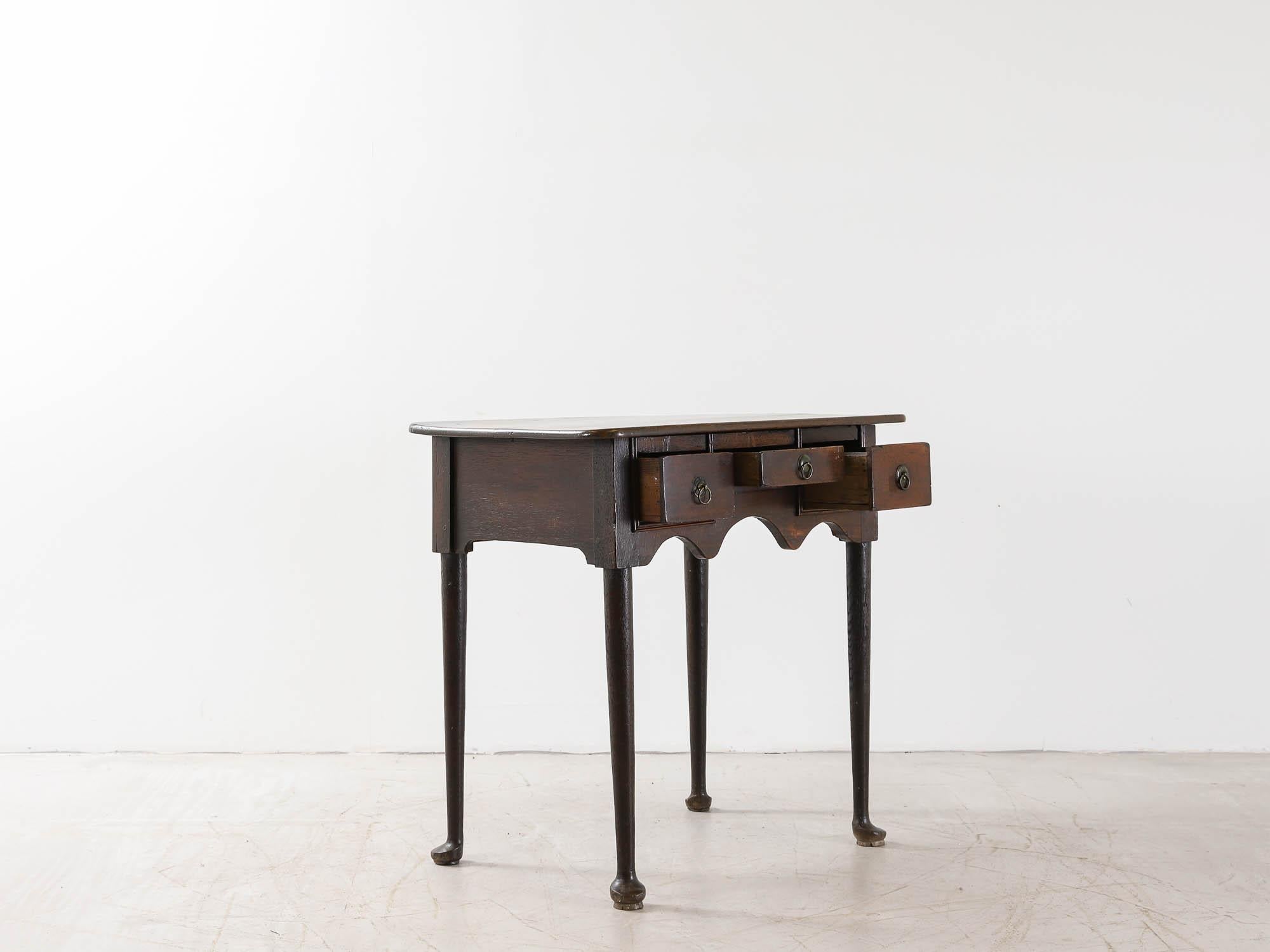 Georgian Oak Lowboy en Bueno estado para la venta en London, Charterhouse Square