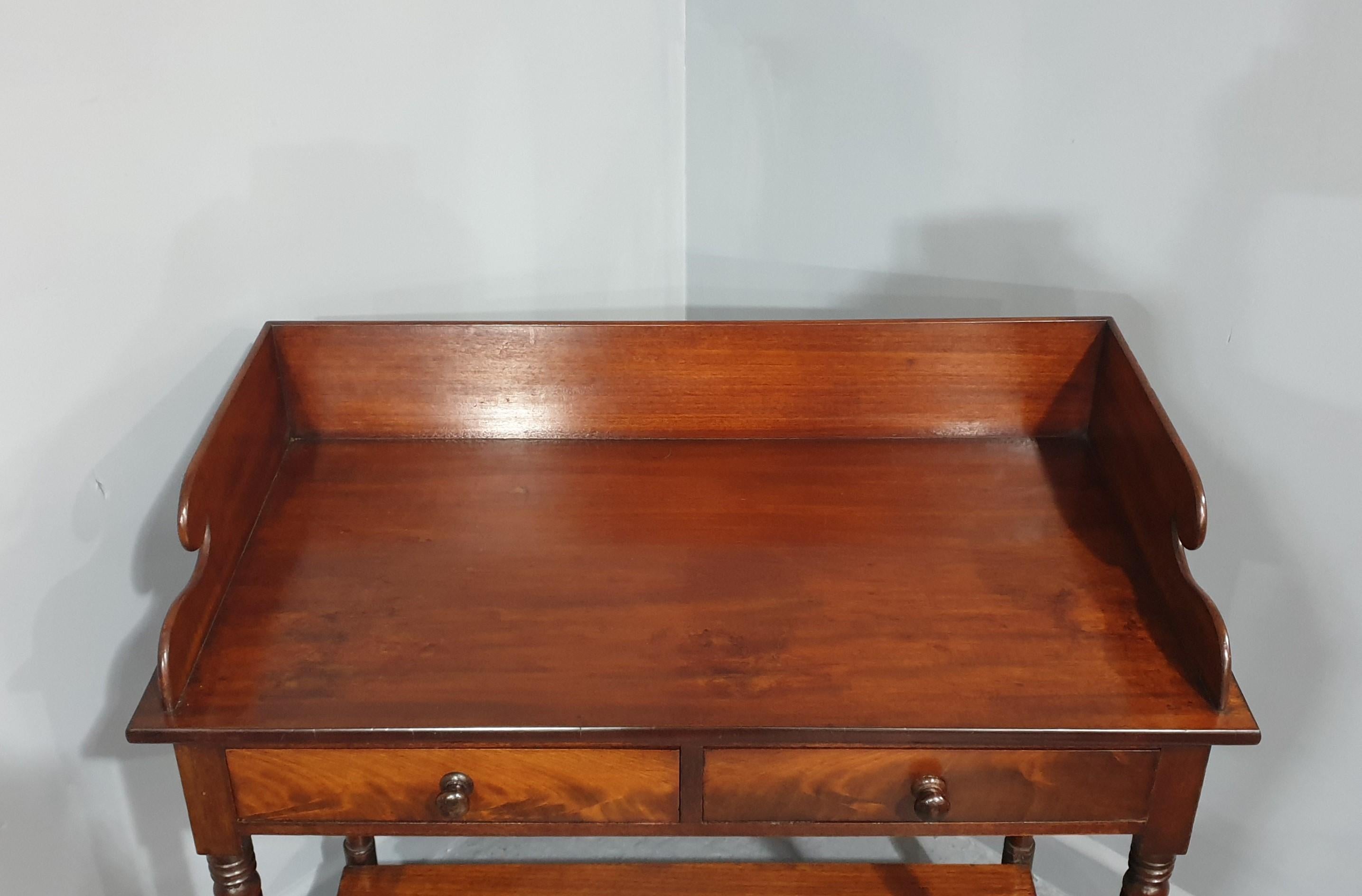 Georgian Oak Lowboy In Good Condition For Sale In Swadlincote, GB