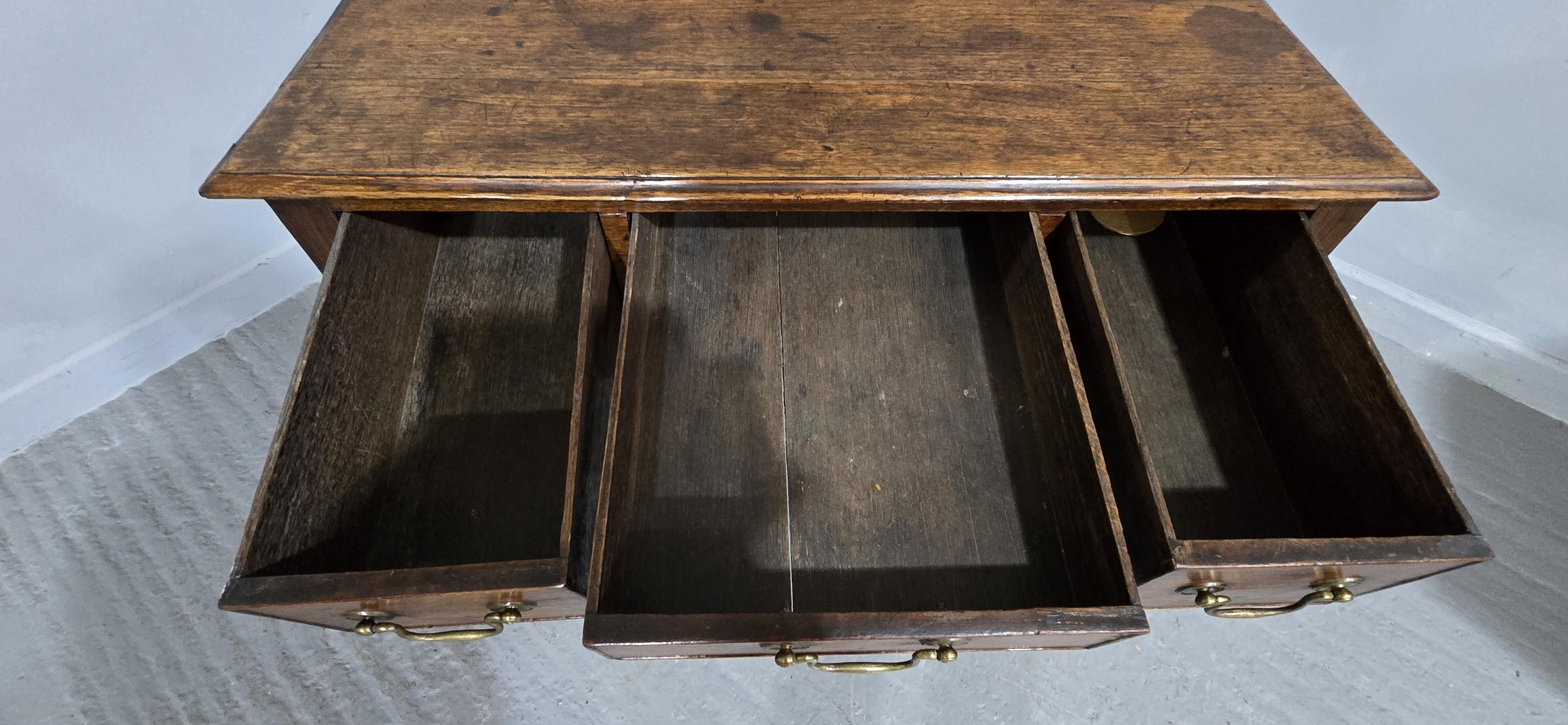 Fino al XVIII secolo Lowboy georgiano in Oak in vendita