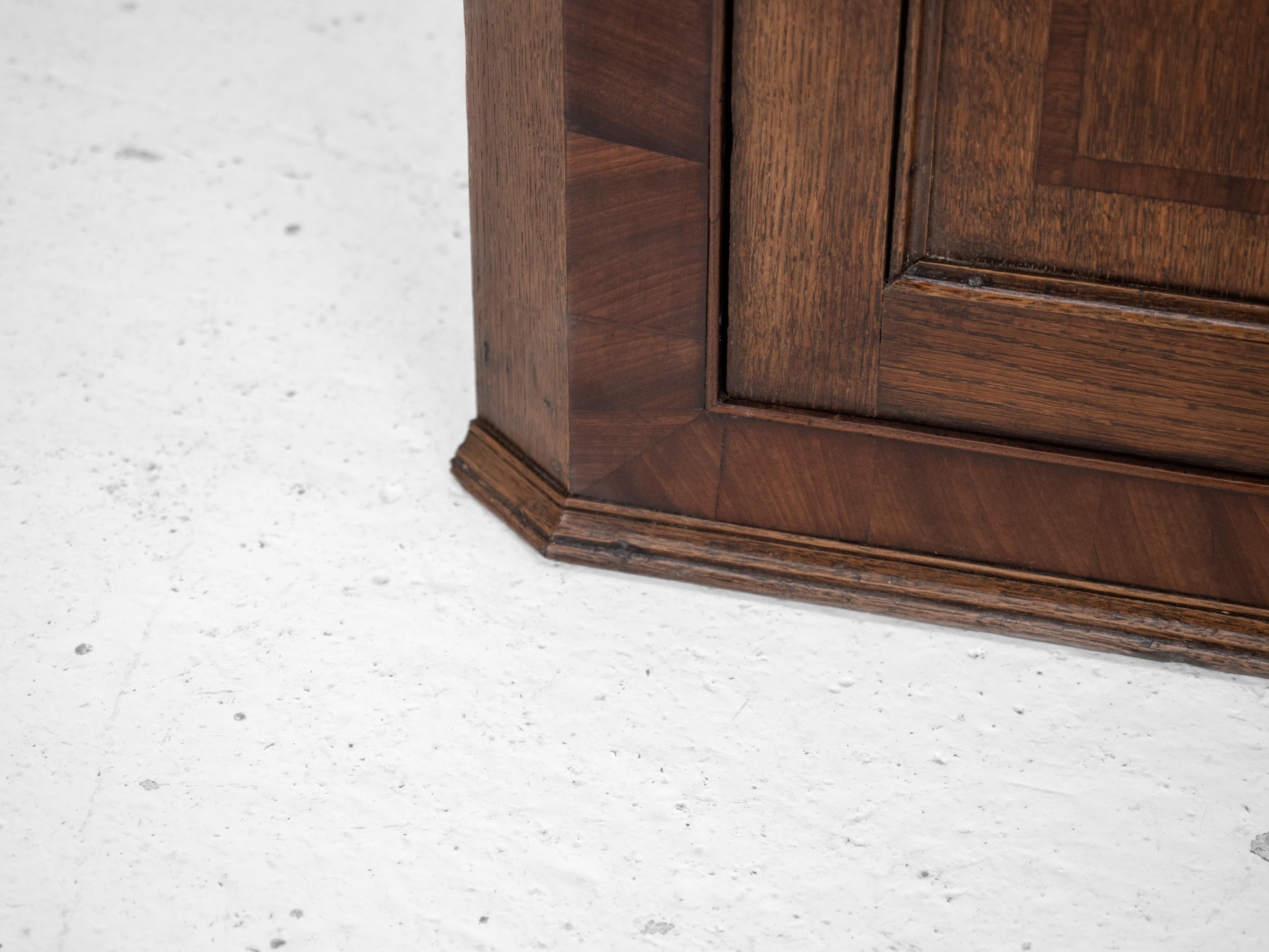 Georgian Oak Mahogany Inlaid Wall-Hanging Corner Cupboard Late c18th George III For Sale 9
