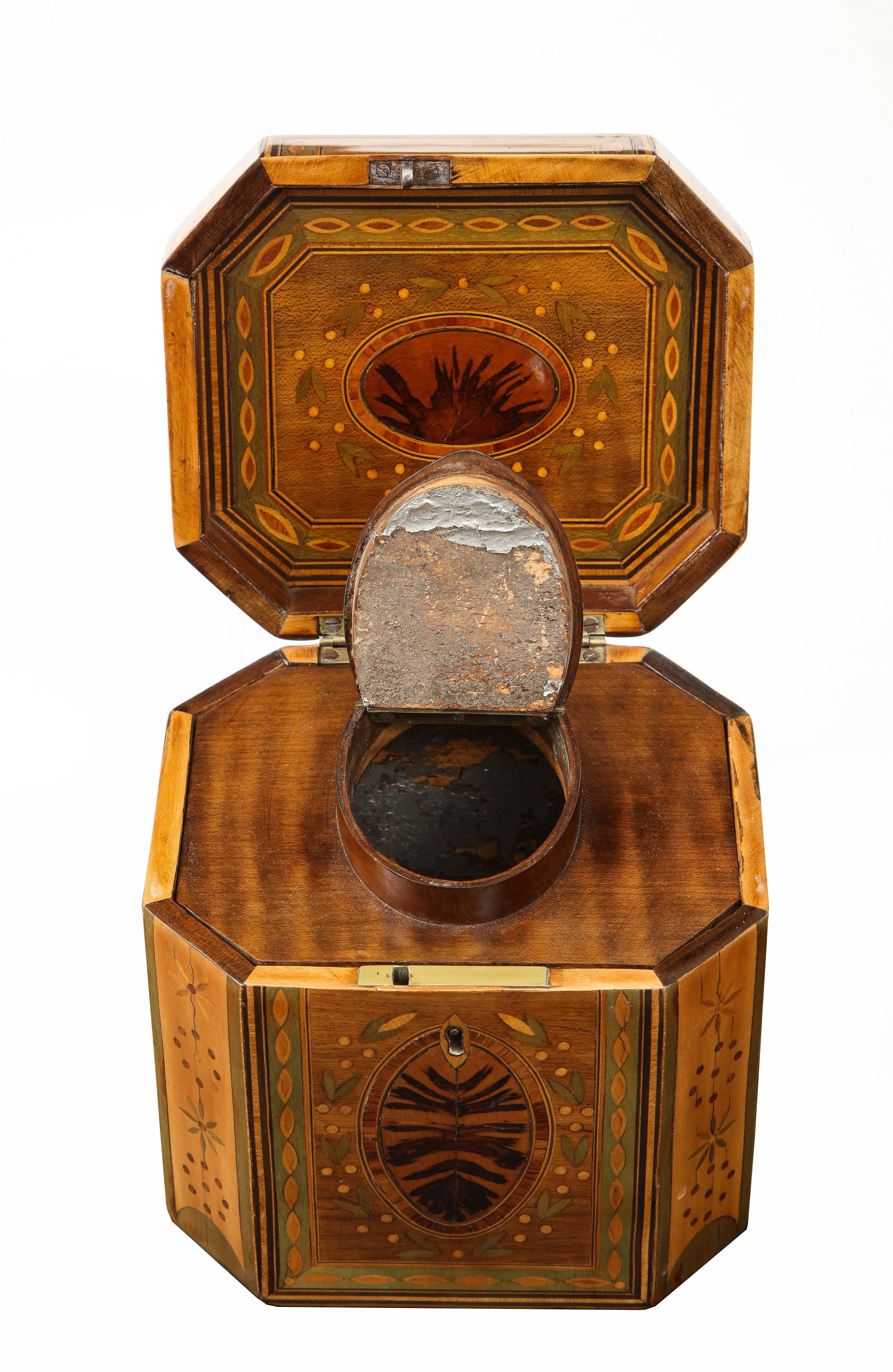 Fin du XVIIIe siècle Boîte à thé octogonale géorgienne incrustée en vente
