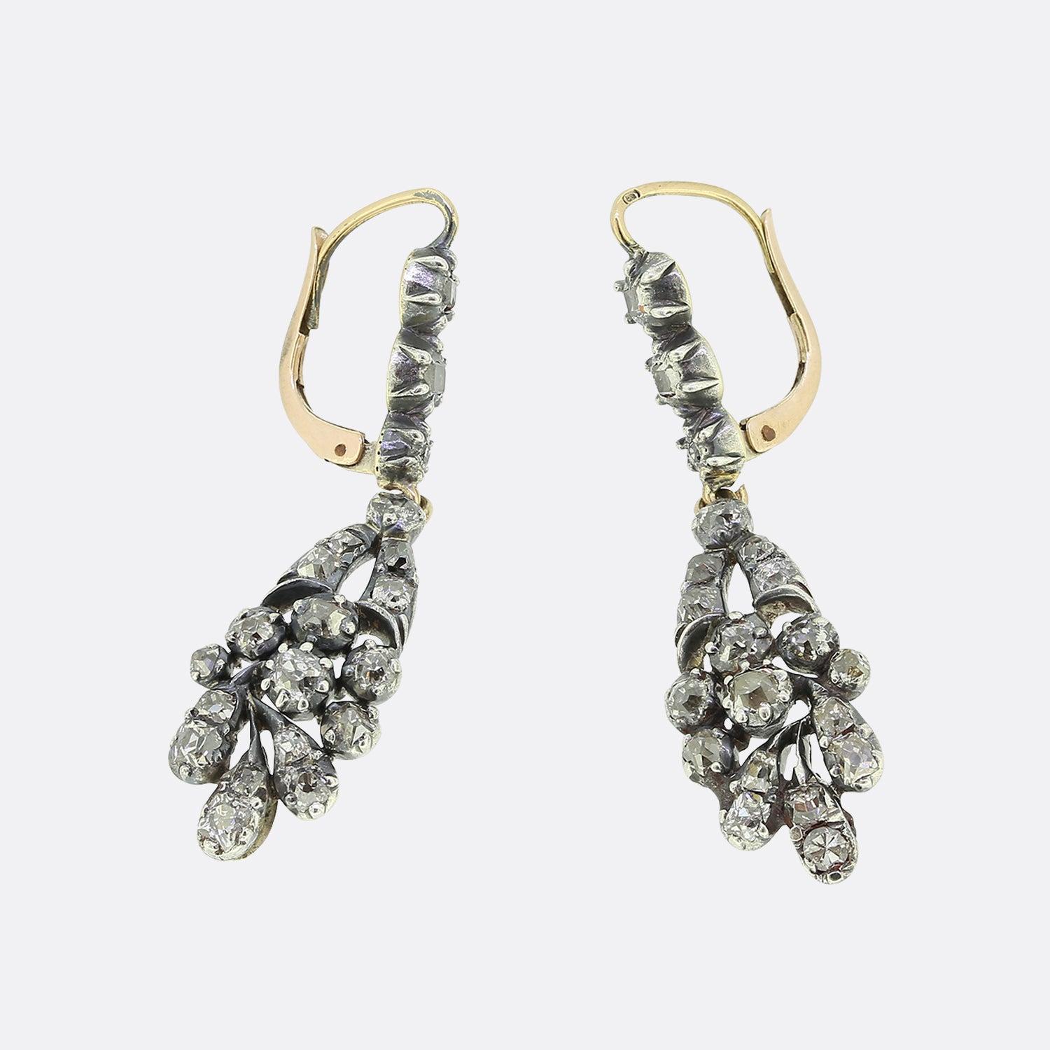 Il s'agit d'une exquise paire de boucles d'oreilles en diamant de l'époque géorgienne. Chaque boucle d'oreille est ornée d'un ensemble de diamants de taille ancienne sertis dans de l'argent et soutenus par de l'or, ce qui est typique de l'époque