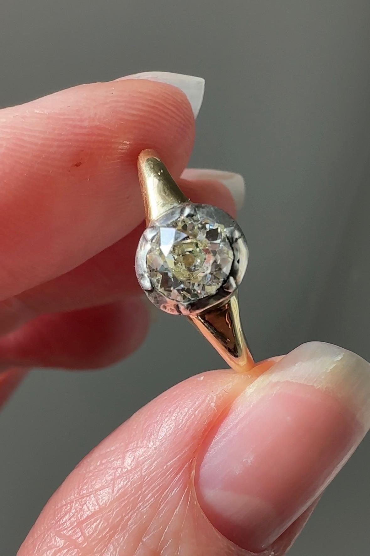 Cette jolie bague est une relique vivante de la période géorgienne en Angleterre. Fidèle à sa forme, cette bague est fabriquée en or 15k et comporte un beau diamant taille ancienne, taillé à la main par des lapidaires à cette époque. Une autre