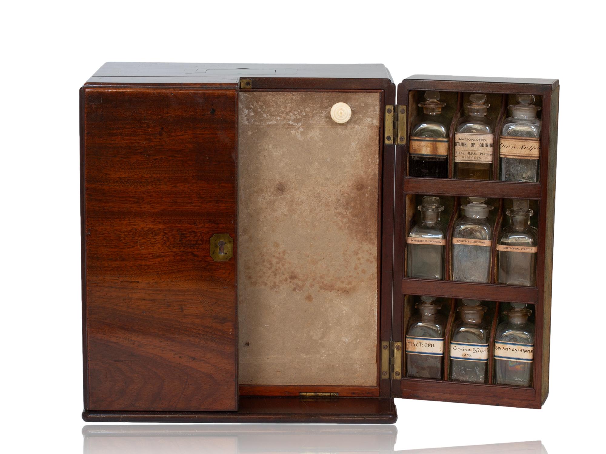 Cabinet d'apothicaire géorgien original en acajou en vente 2