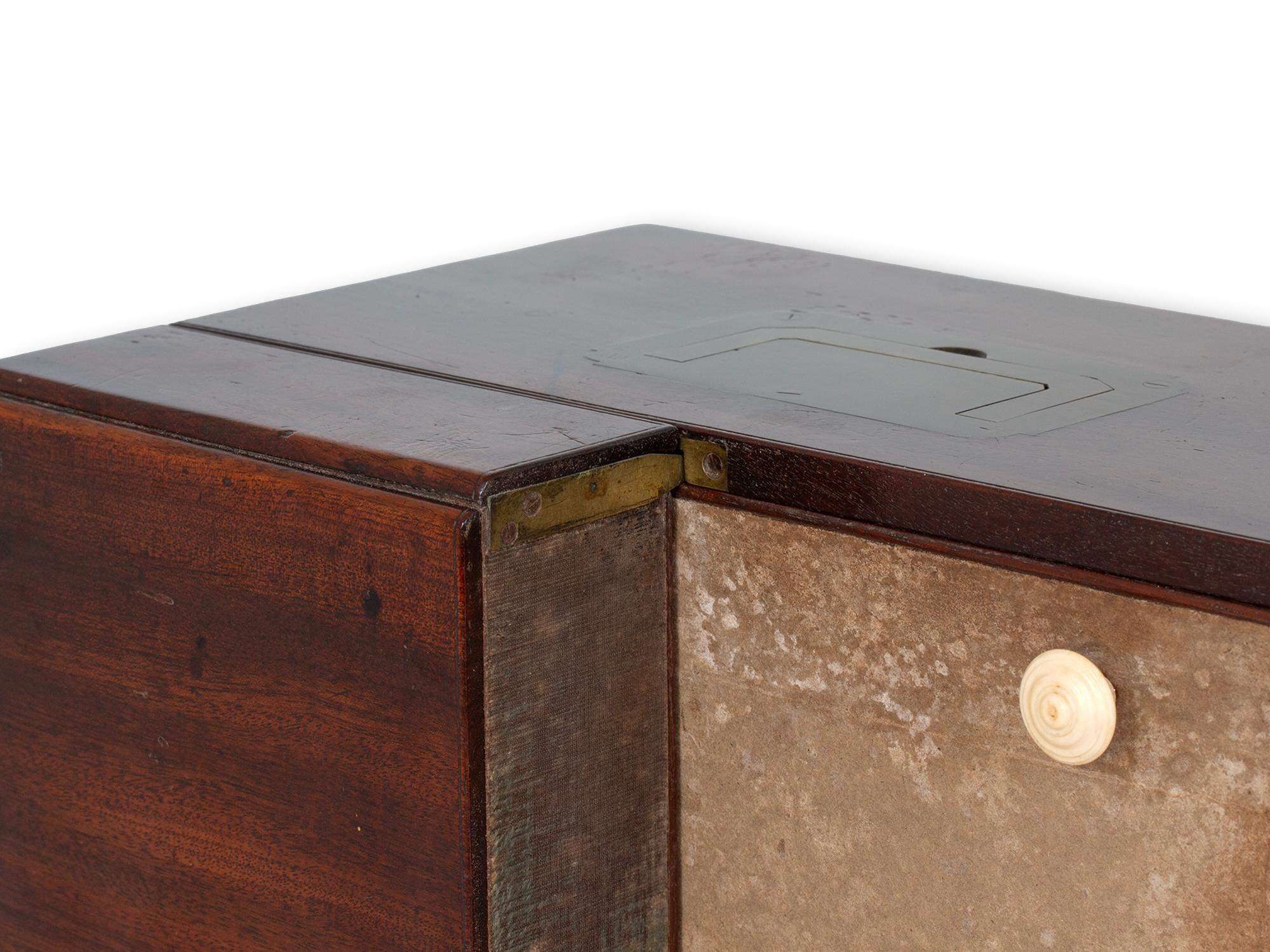 Cabinet d'apothicaire géorgien original en acajou en vente 3