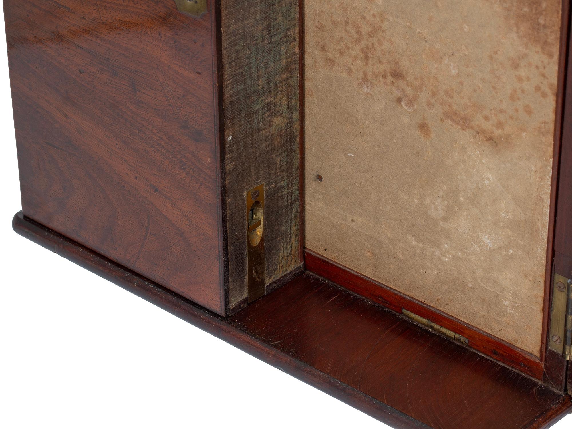 Cabinet d'apothicaire géorgien original en acajou en vente 4