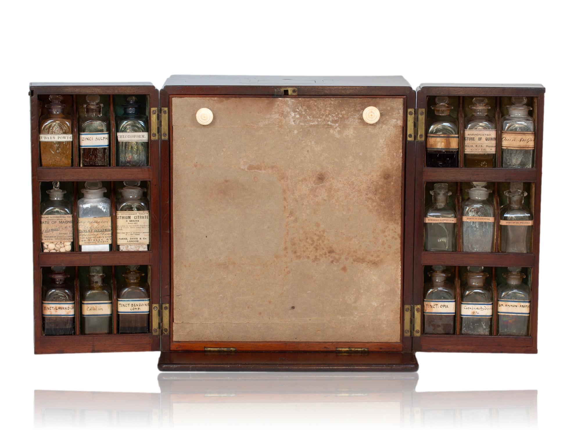 Cabinet d'apothicaire géorgien original en acajou en vente 5