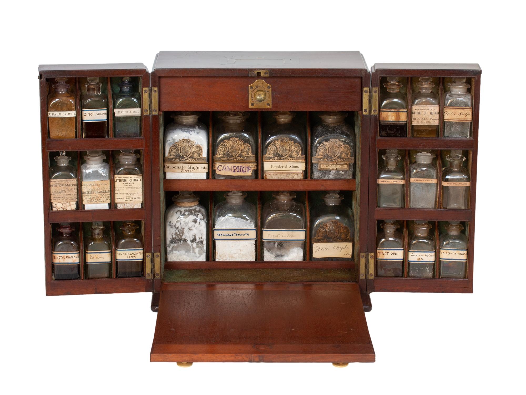 Cabinet d'apothicaire géorgien original en acajou en vente 6