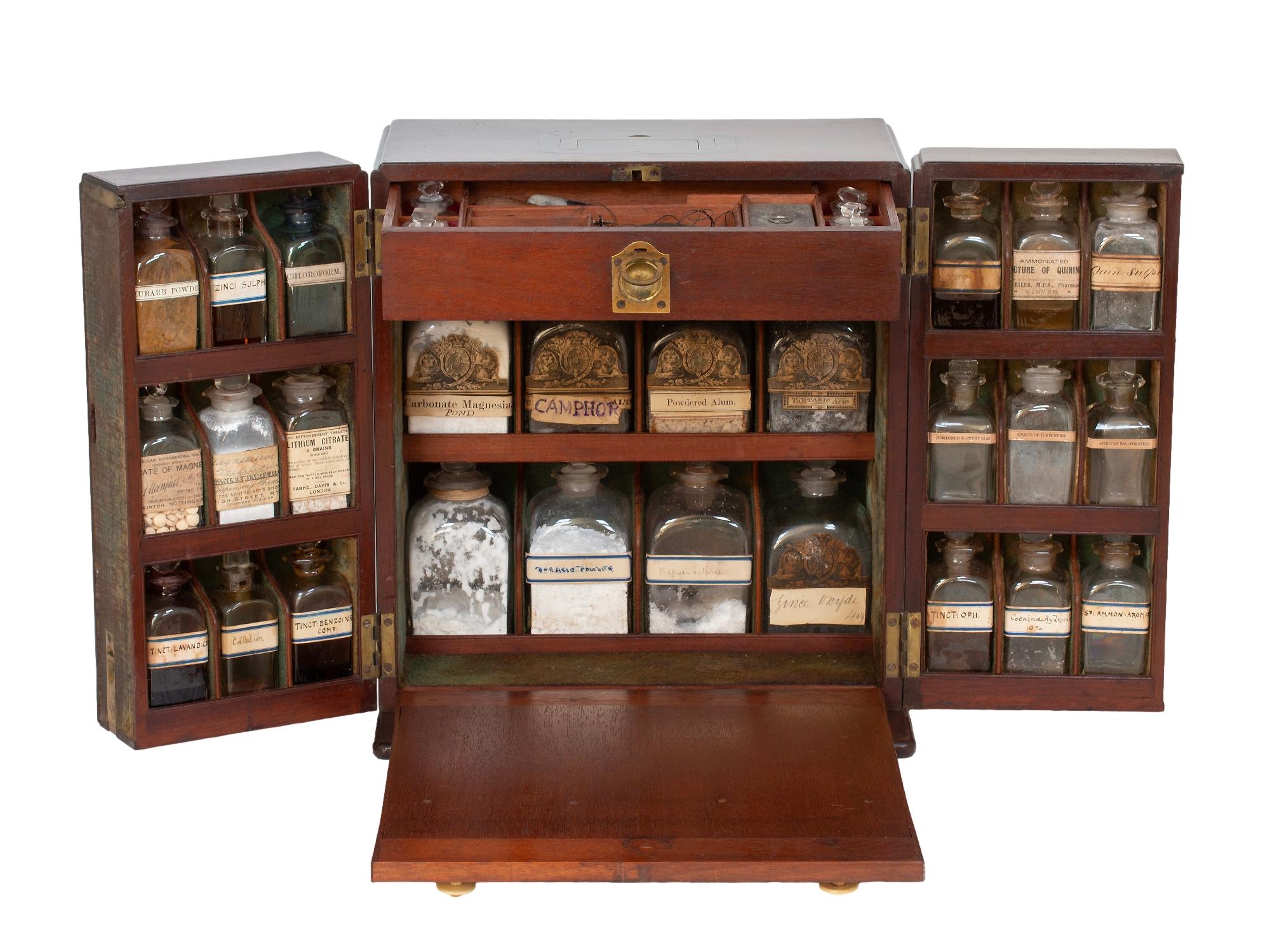 Cabinet d'apothicaire géorgien original en acajou en vente 7