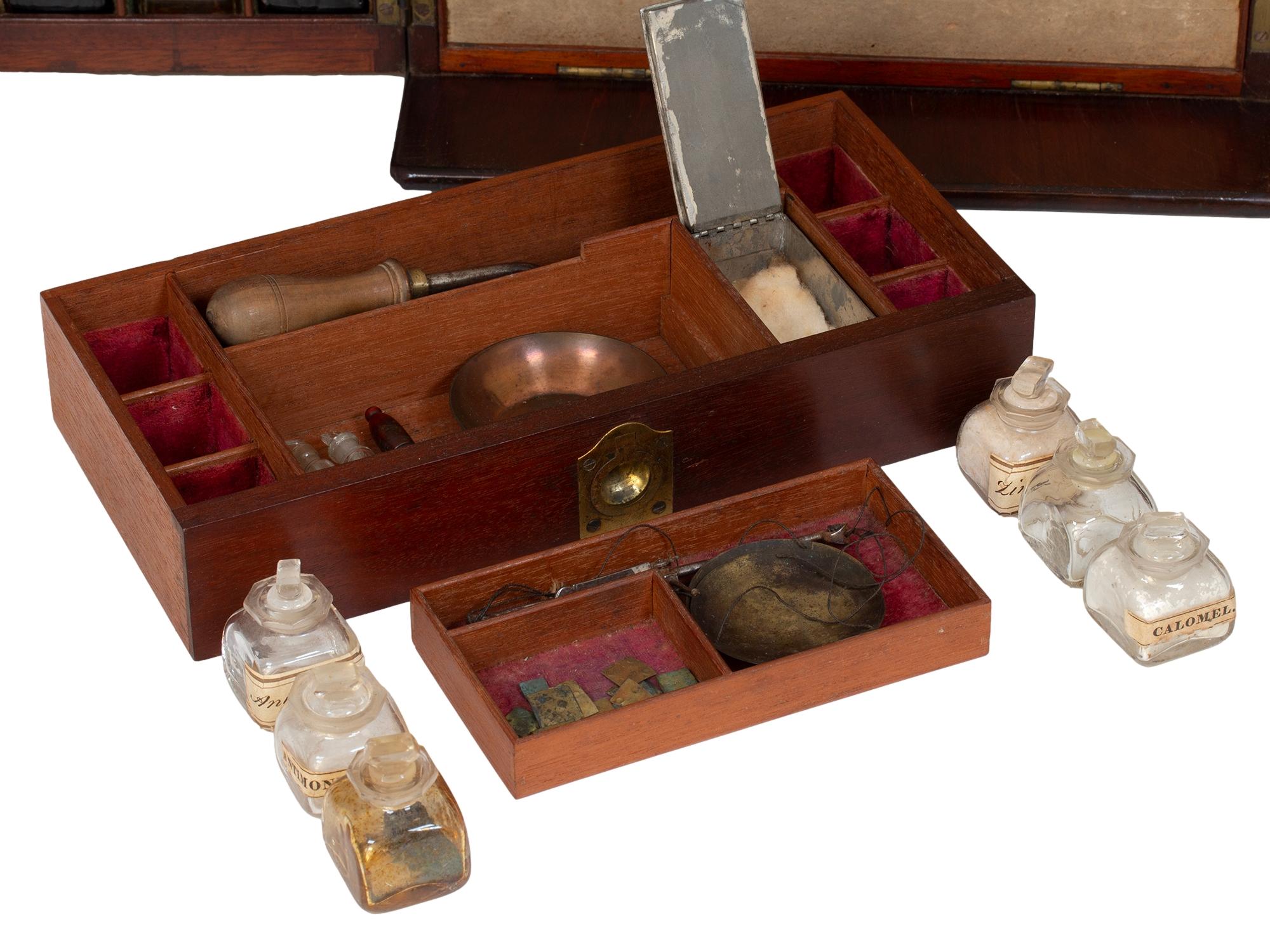 Cabinet d'apothicaire géorgien original en acajou en vente 11