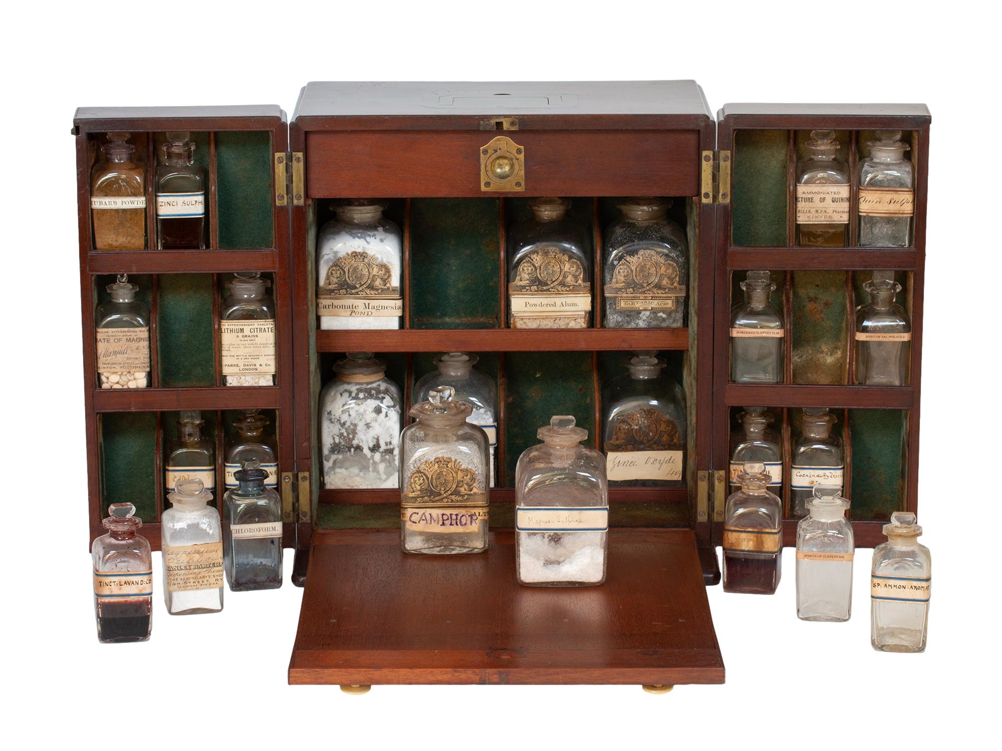 Cabinet d'apothicaire géorgien original en acajou en vente 12