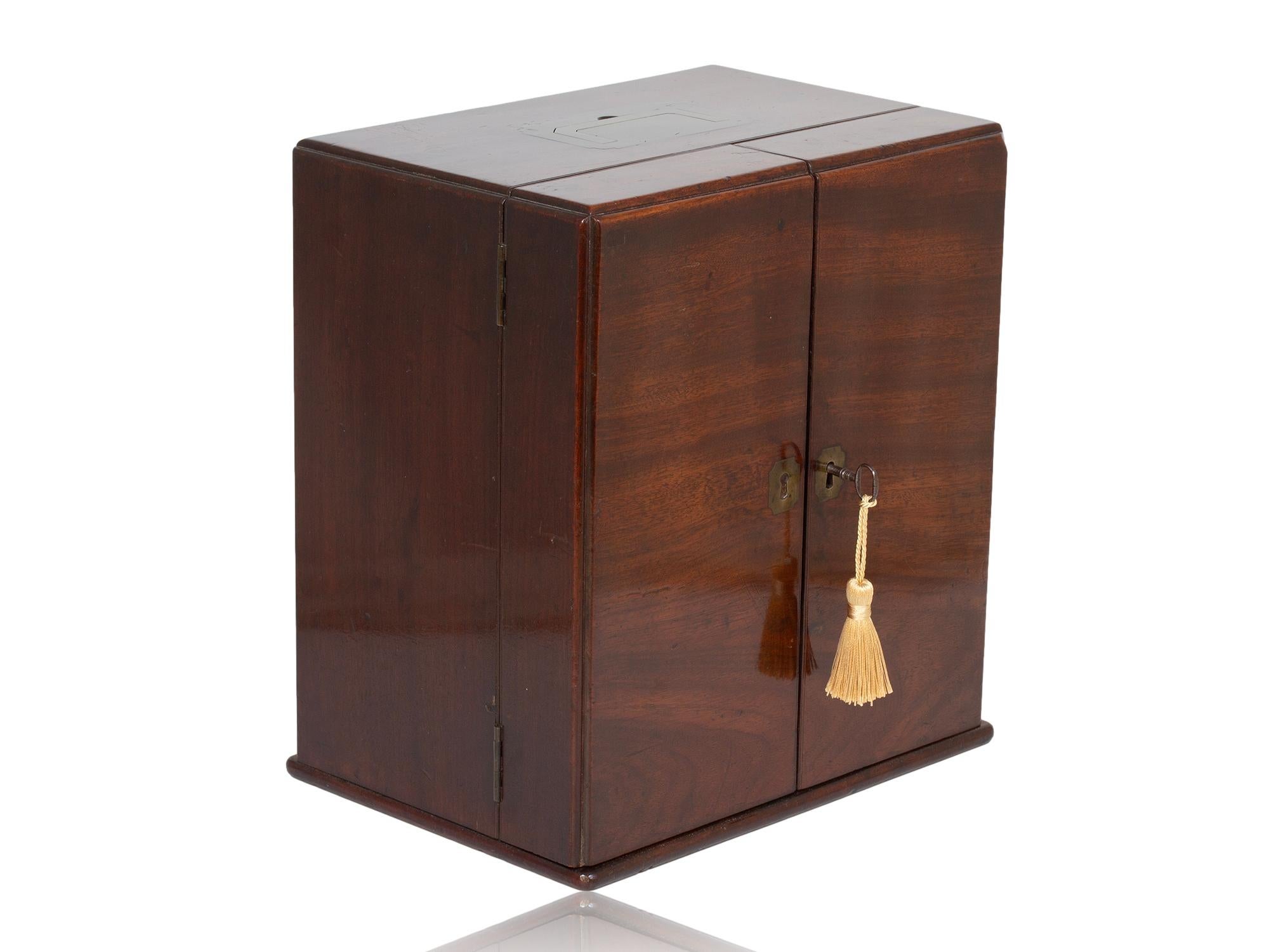 George IV Cabinet d'apothicaire géorgien original en acajou en vente