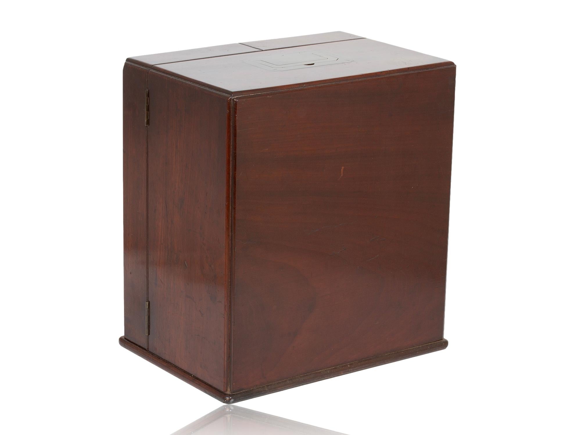 Britannique Cabinet d'apothicaire géorgien original en acajou en vente