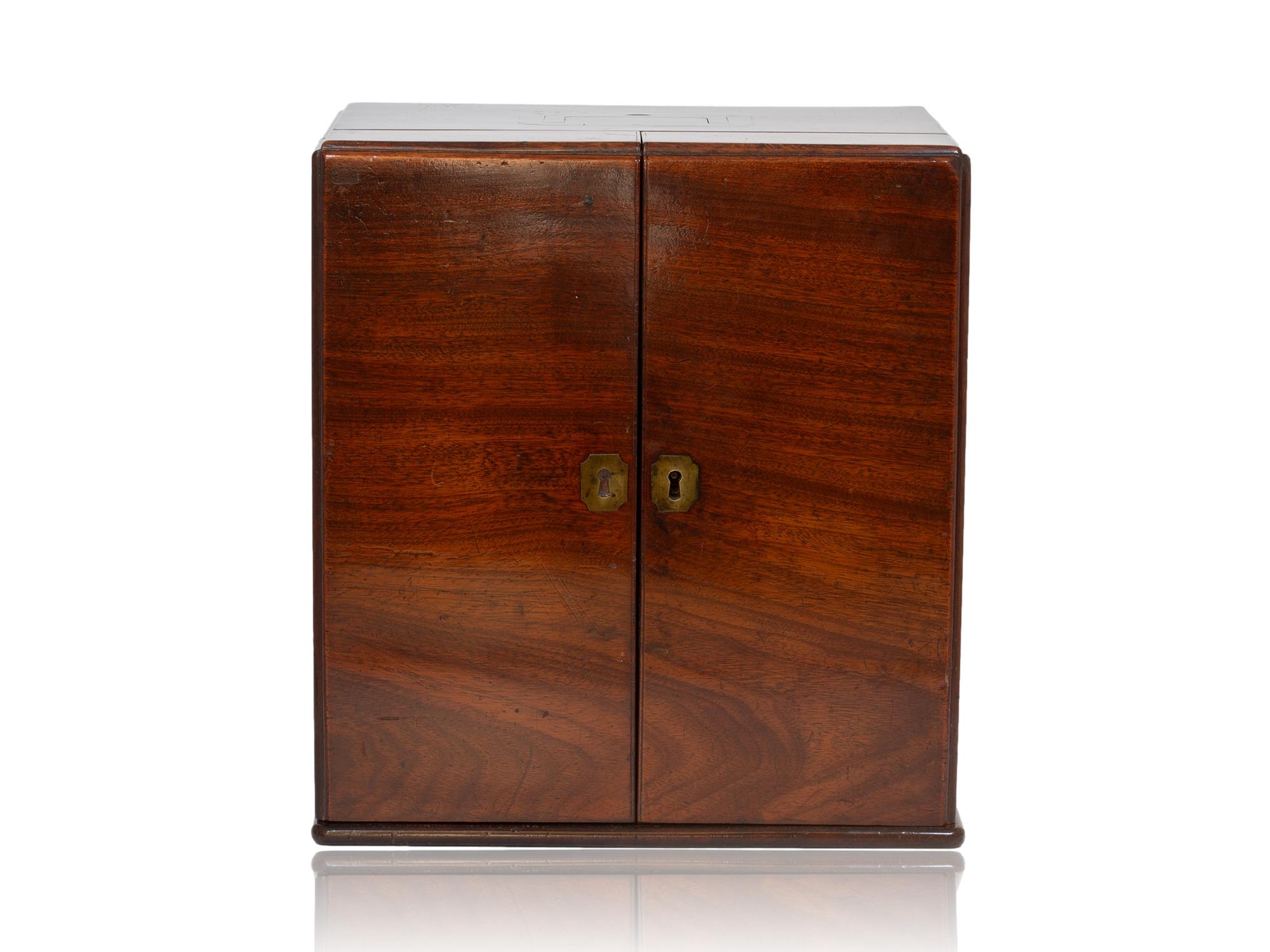 Sculpté à la main Cabinet d'apothicaire géorgien original en acajou en vente