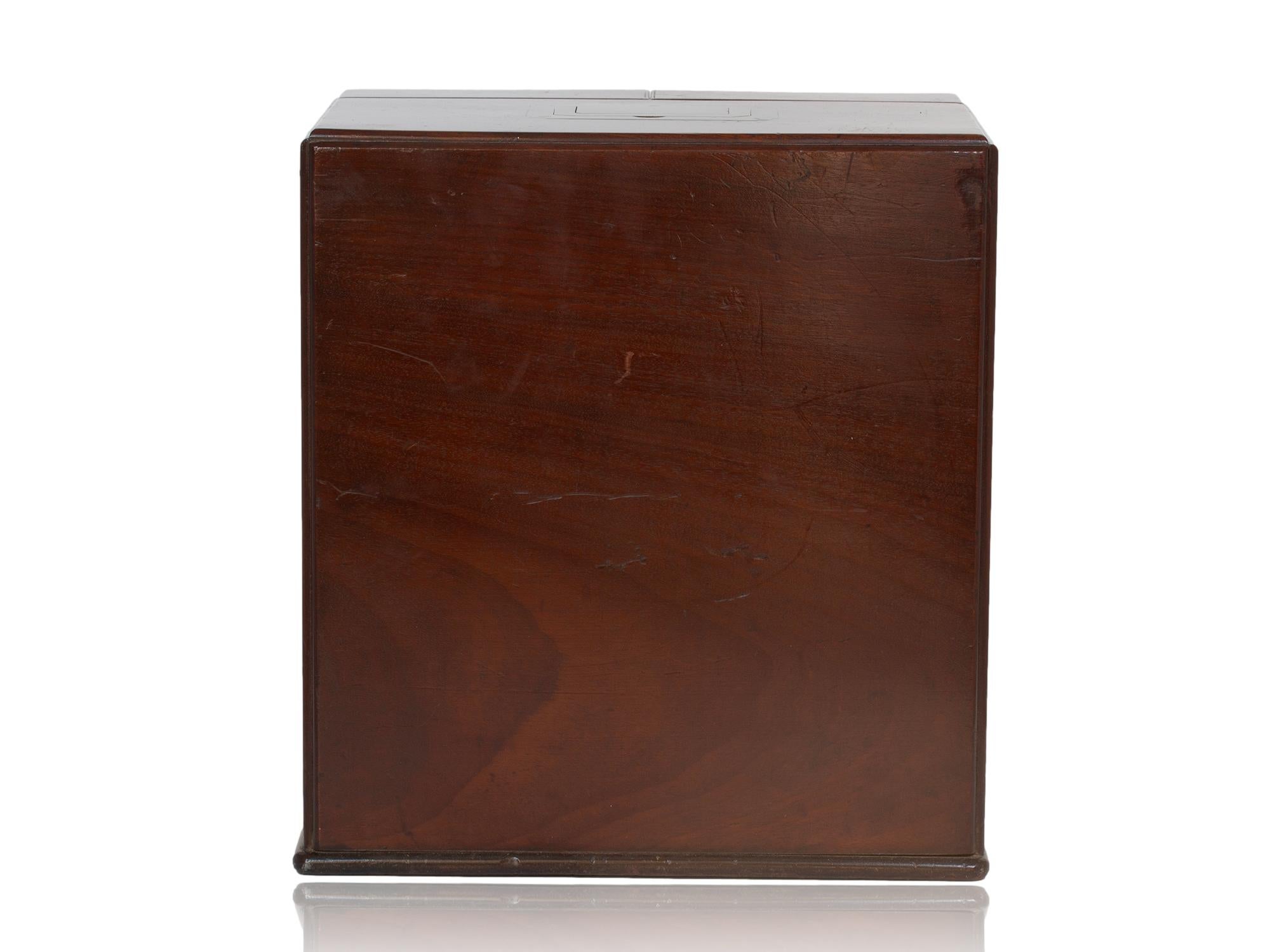 XIXe siècle Cabinet d'apothicaire géorgien original en acajou en vente