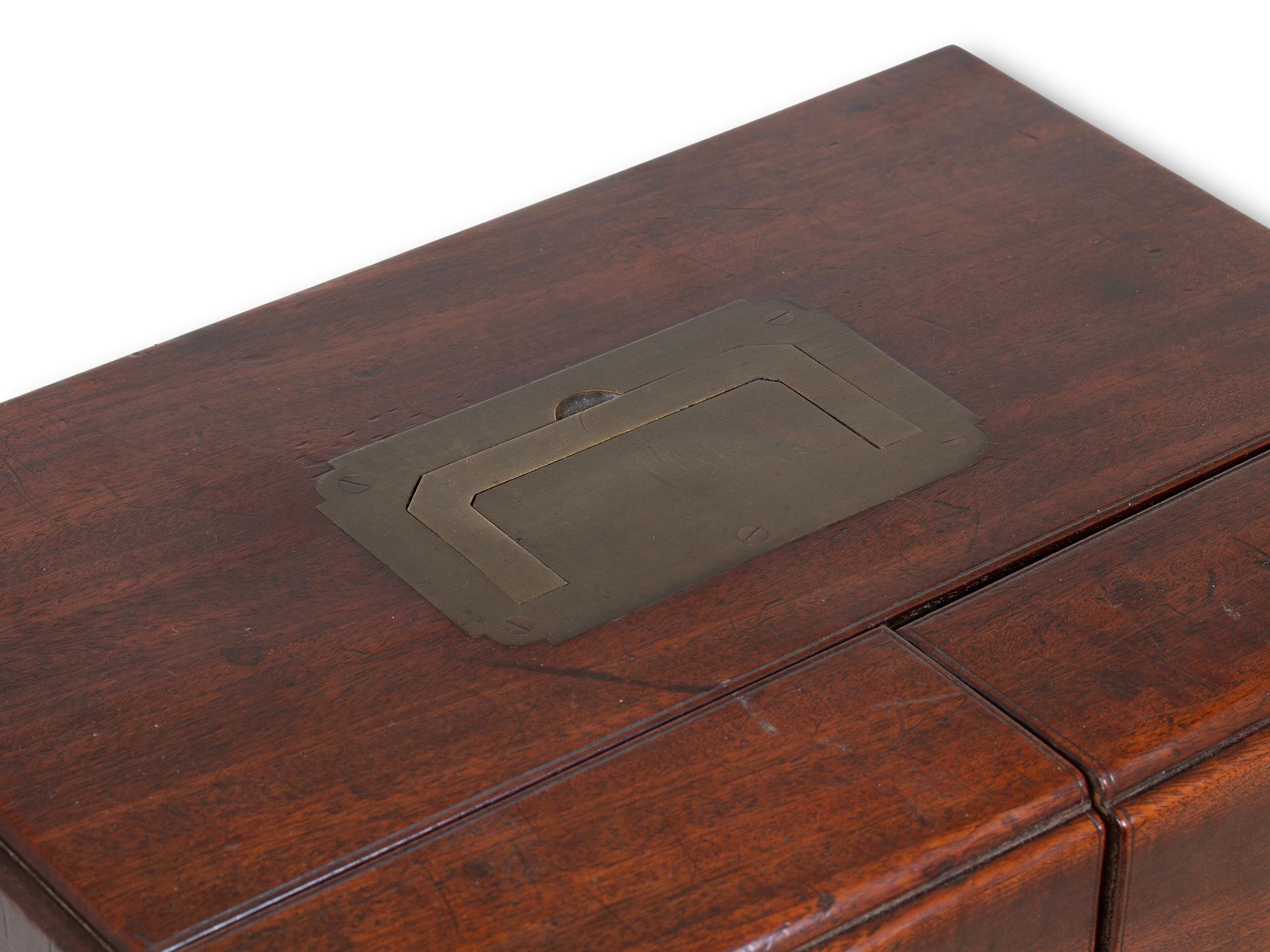 Cabinet d'apothicaire géorgien original en acajou en vente 1