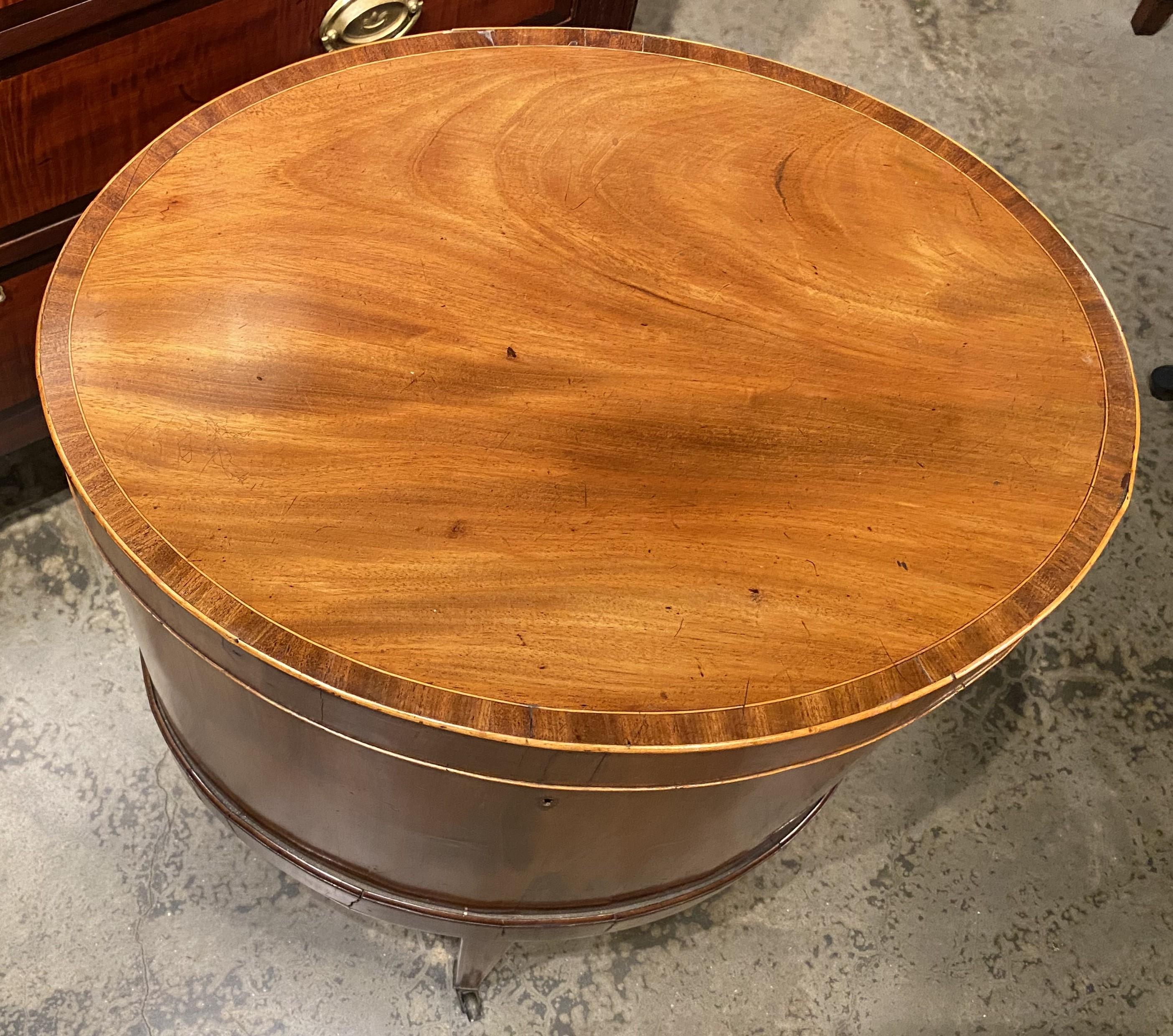 George III Cellarette ovale géorgienne en acajou sur Stand circa 1790 en vente