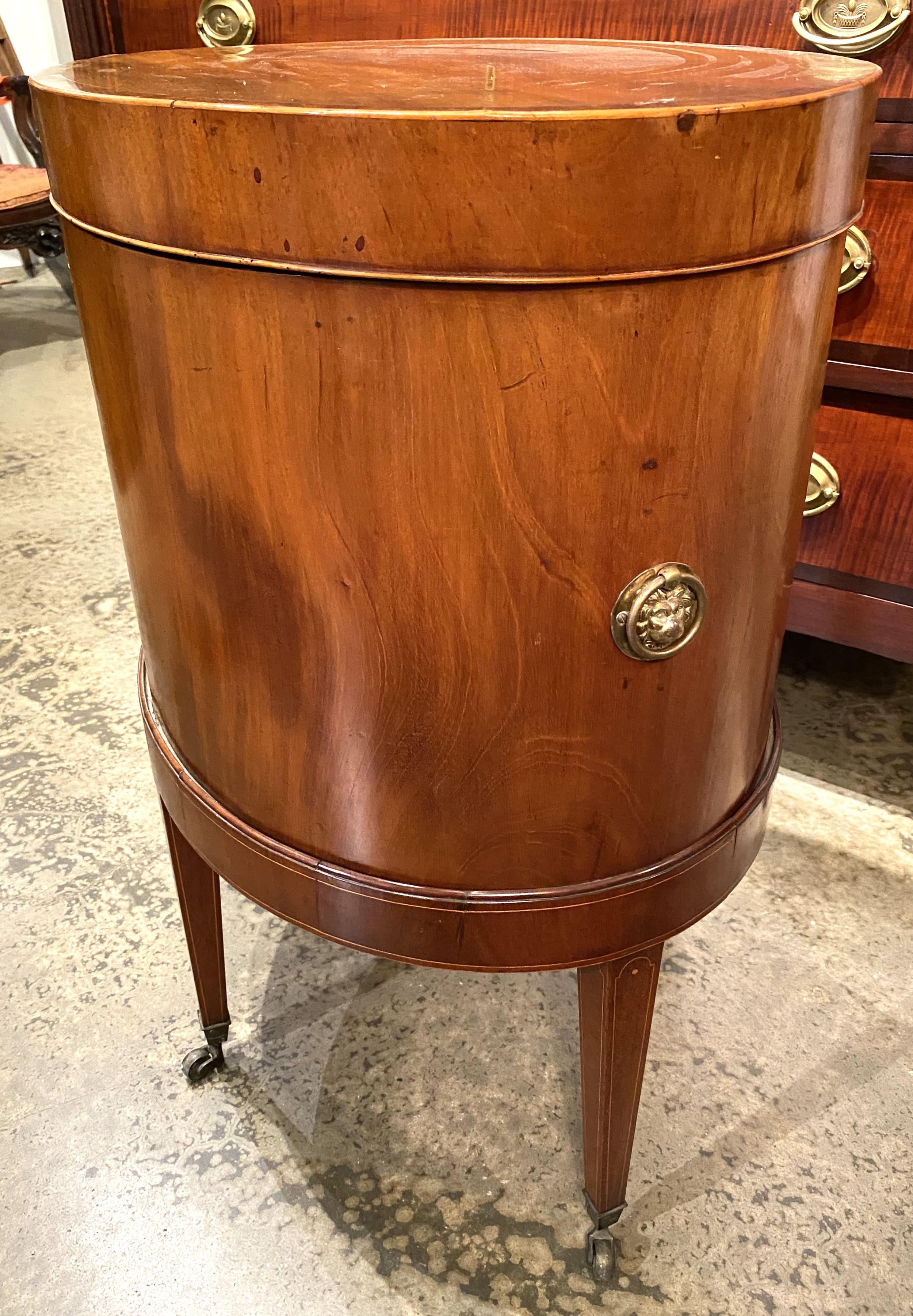 Anglais Cellarette ovale géorgienne en acajou sur Stand circa 1790 en vente
