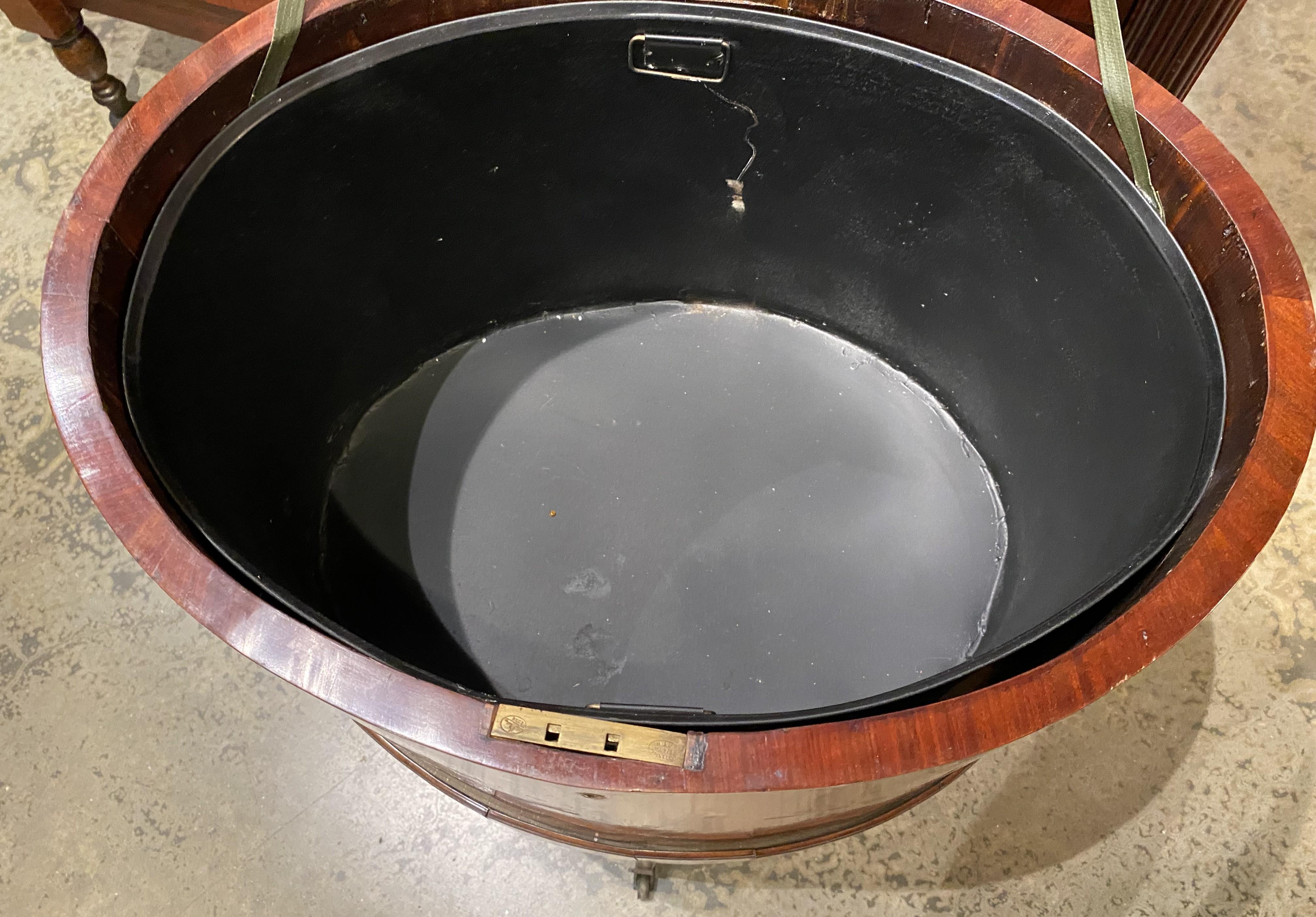 Fin du XVIIIe siècle Cellarette ovale géorgienne en acajou sur Stand circa 1790 en vente
