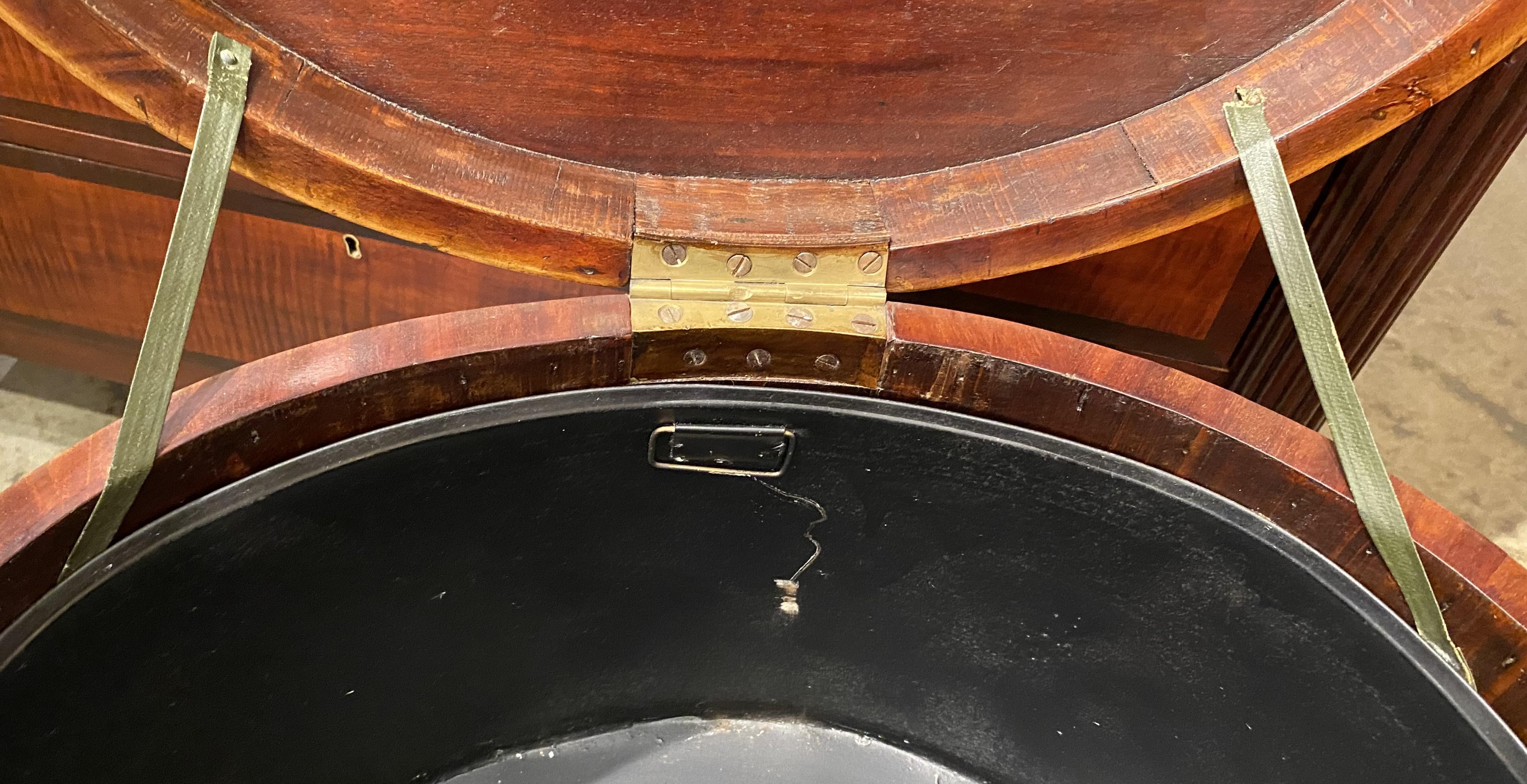 Cellarette ovale géorgienne en acajou sur Stand circa 1790 en vente 1