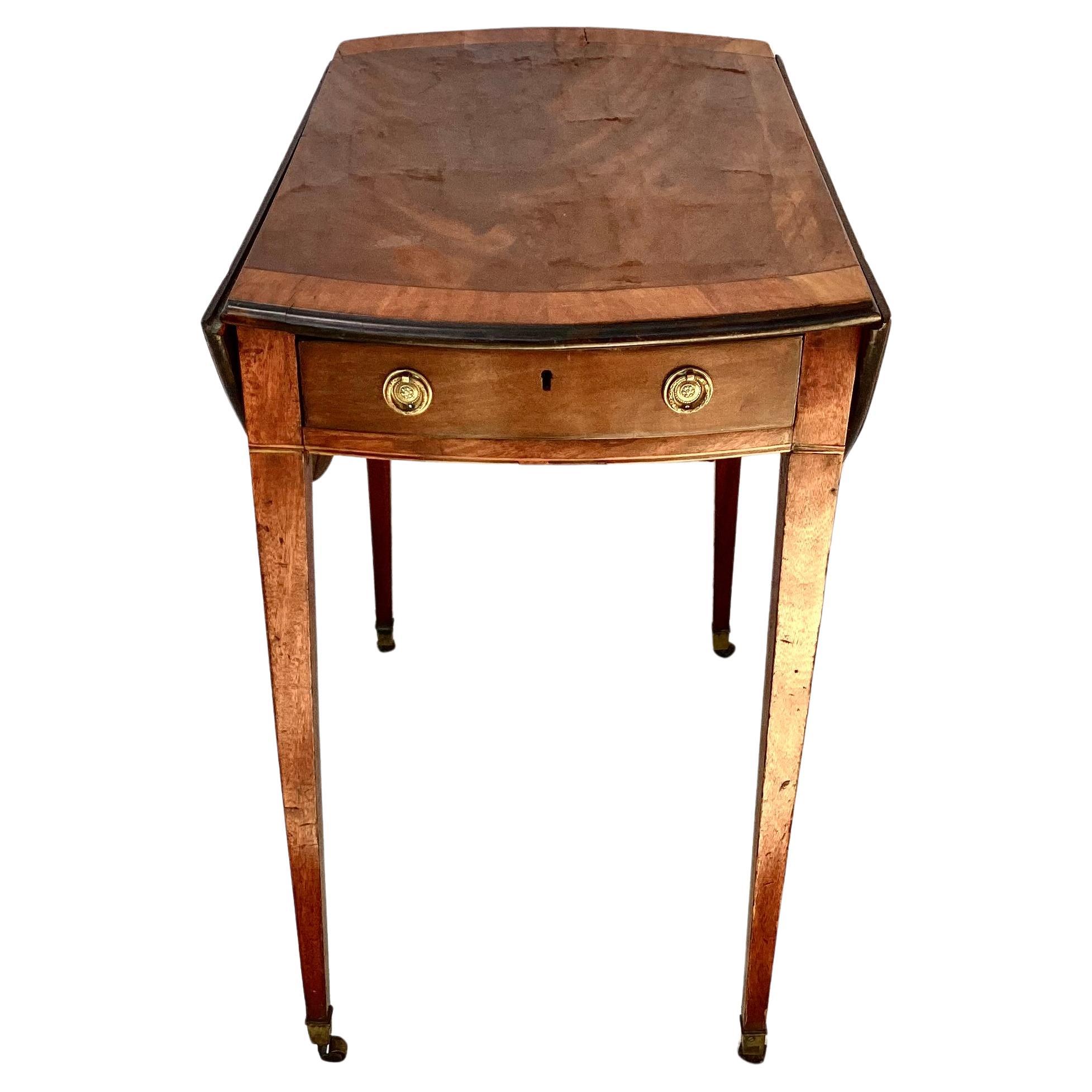 Un tavolo Pembroke del periodo di Giorgio III di qualità superba, in condizioni straordinariamente originali e non restaurate, con una superficie splendidamente patinata e un superbo colore dorato; conserva le maniglie originali in ottone