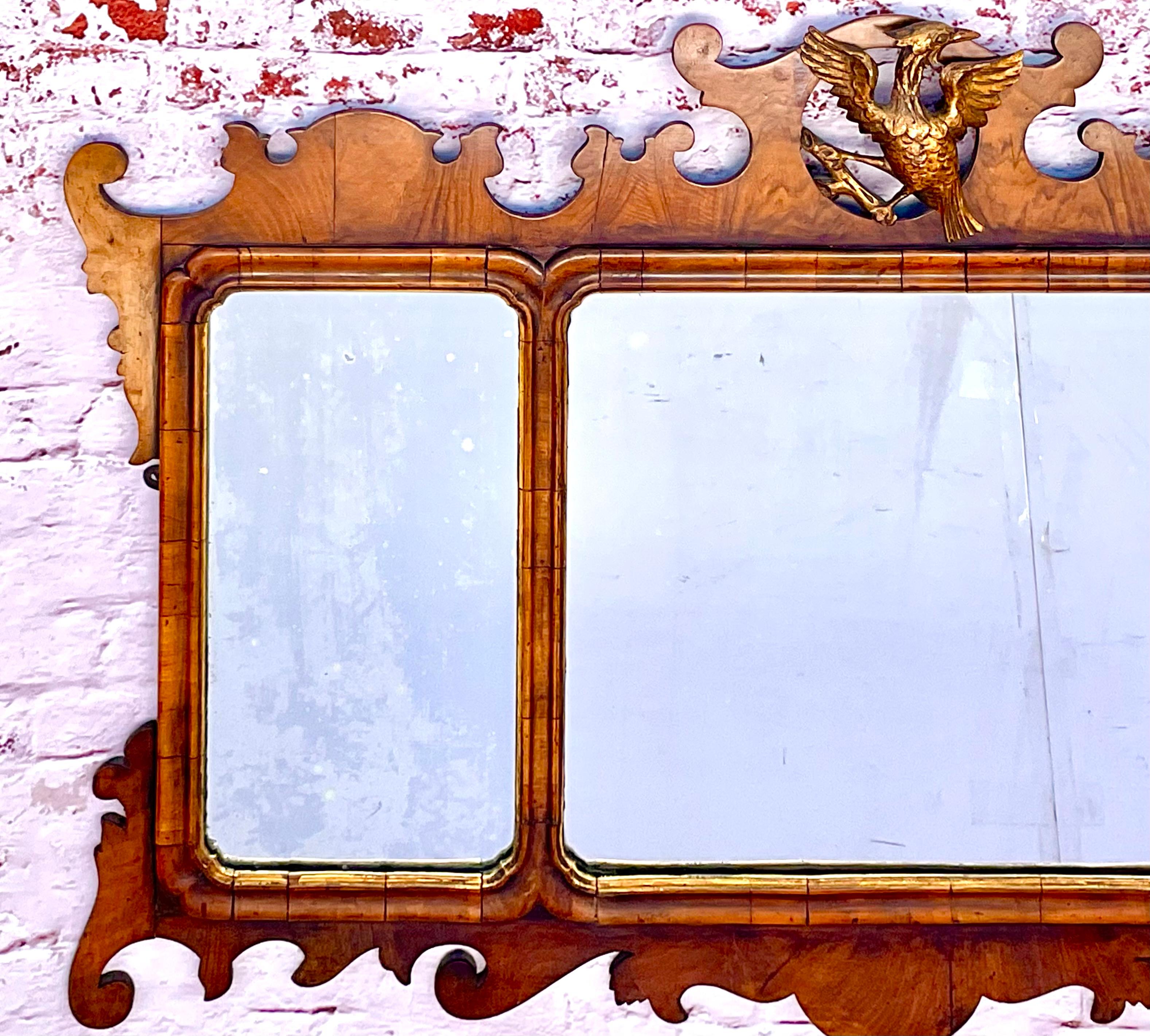 Rare miroir à trumeau en noyer sculpté et doré de style géorgien du XVIIIe siècle. Le miroir est orné de frettes sculptées sur les bords supérieurs et d'une sculpture d'aigle dorée au centre. Le verre a des bords biseautés et il y a des bordures de