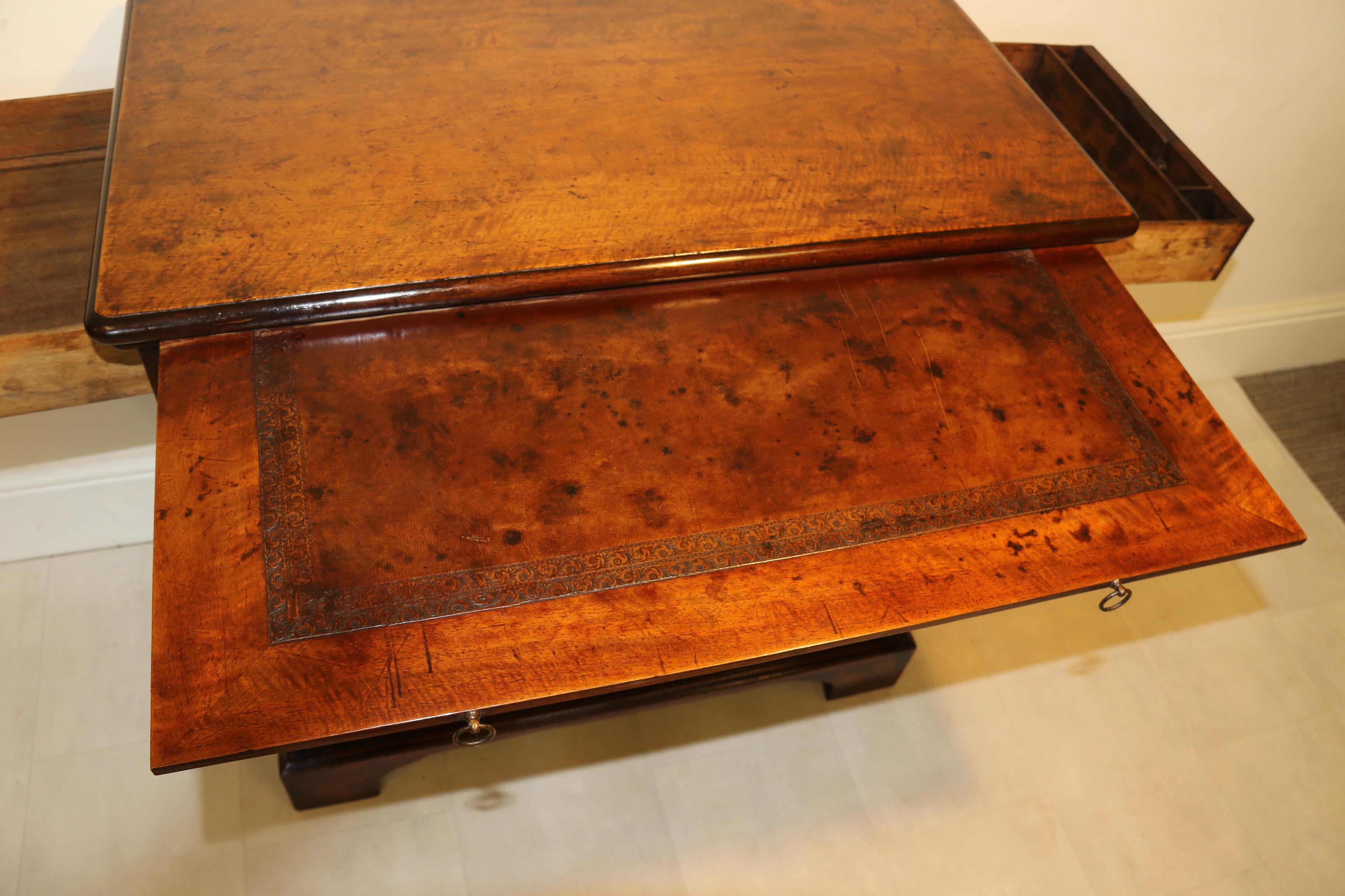 Georgian Padauk Wood Bachelors Chest of Drawers with Writing Fitment, circa 1730 For Sale 3