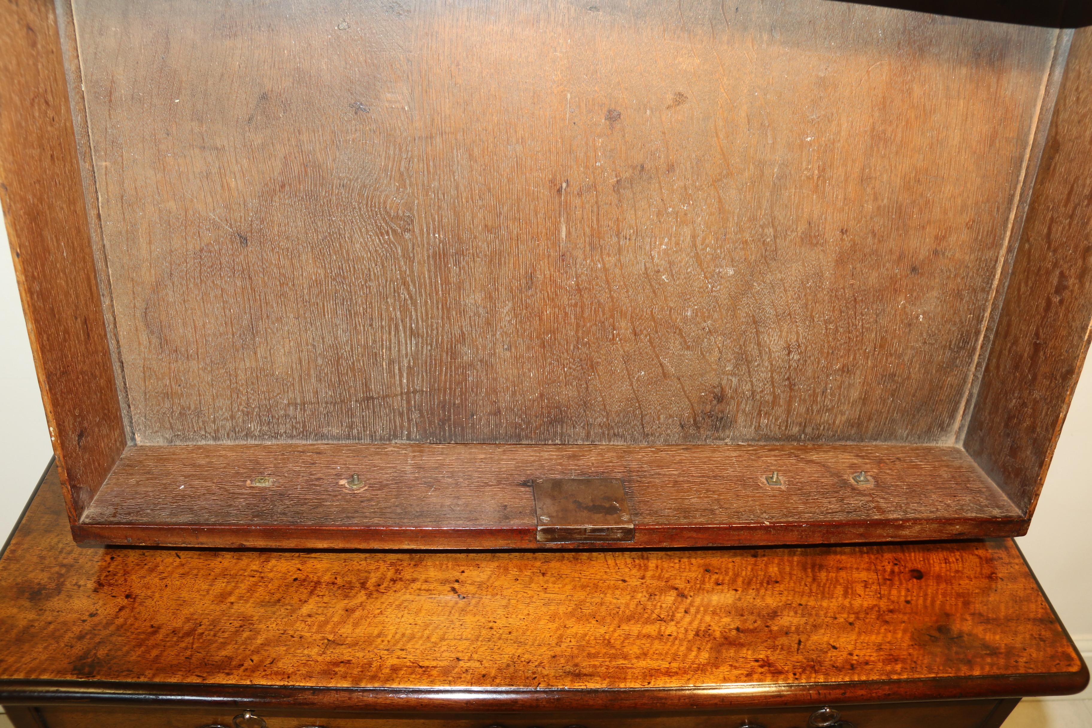 Georgian Padauk Wood Bachelors Chest of Drawers with Writing Fitment, circa 1730 For Sale 8