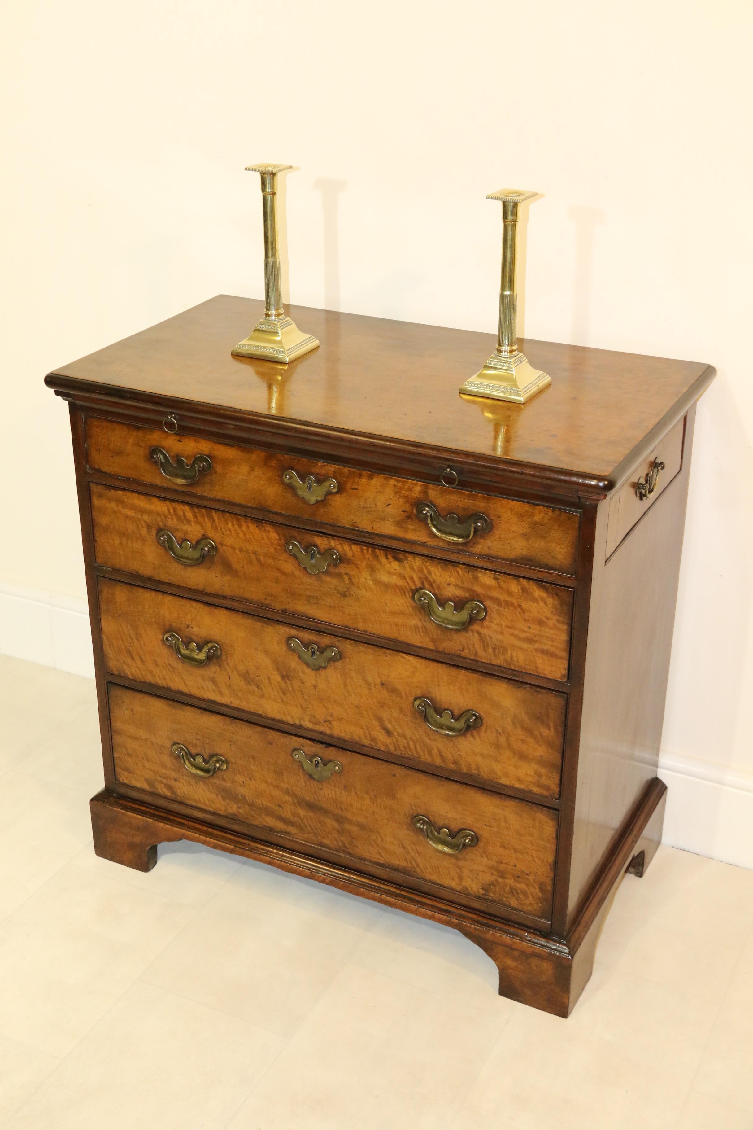 Georgian Padauk Wood Bachelors Chest of Drawers with Writing Fitment, circa 1730 For Sale 9