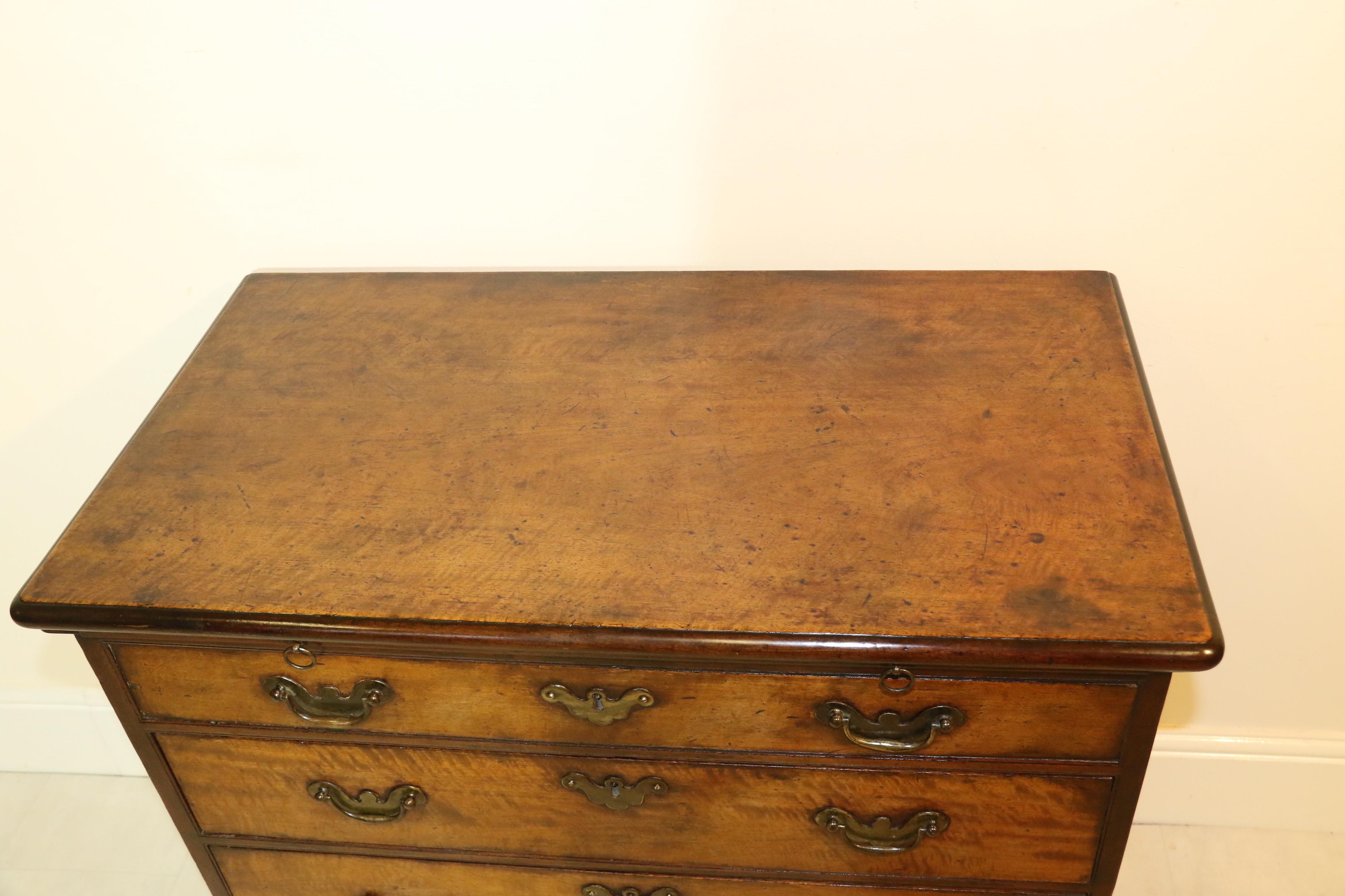 Georgian Padauk Wood Bachelors Chest of Drawers with Writing Fitment, circa 1730 For Sale 10