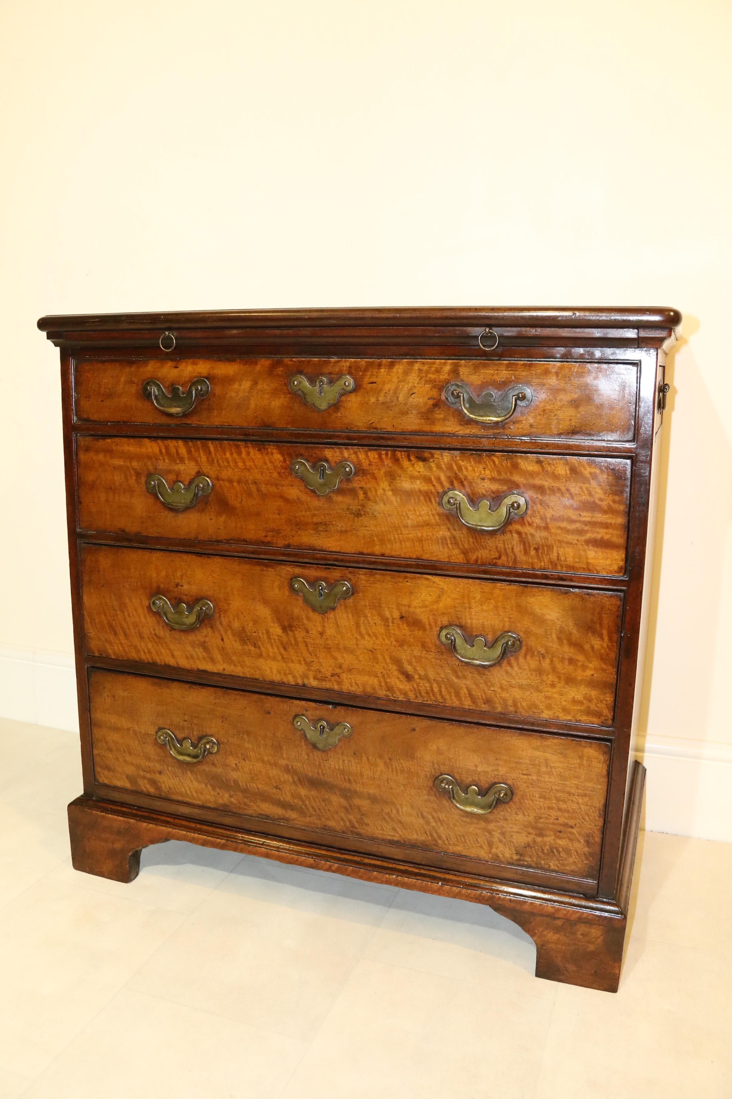 Georgian Padauk Wood Bachelors Chest of Drawers with Writing Fitment, circa 1730 For Sale 11