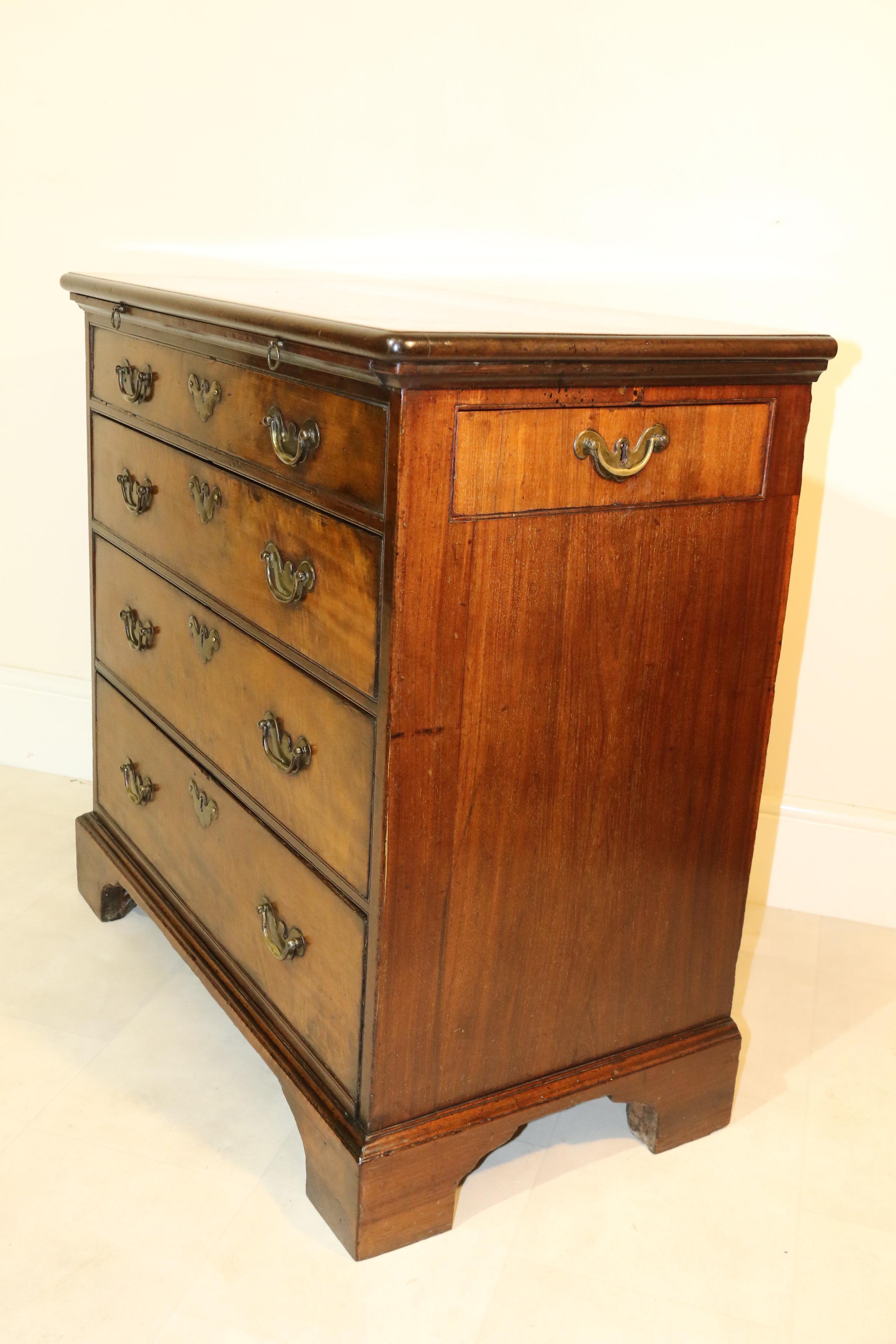 Georgian Padauk Wood Bachelors Chest of Drawers with Writing Fitment, circa 1730 For Sale 12
