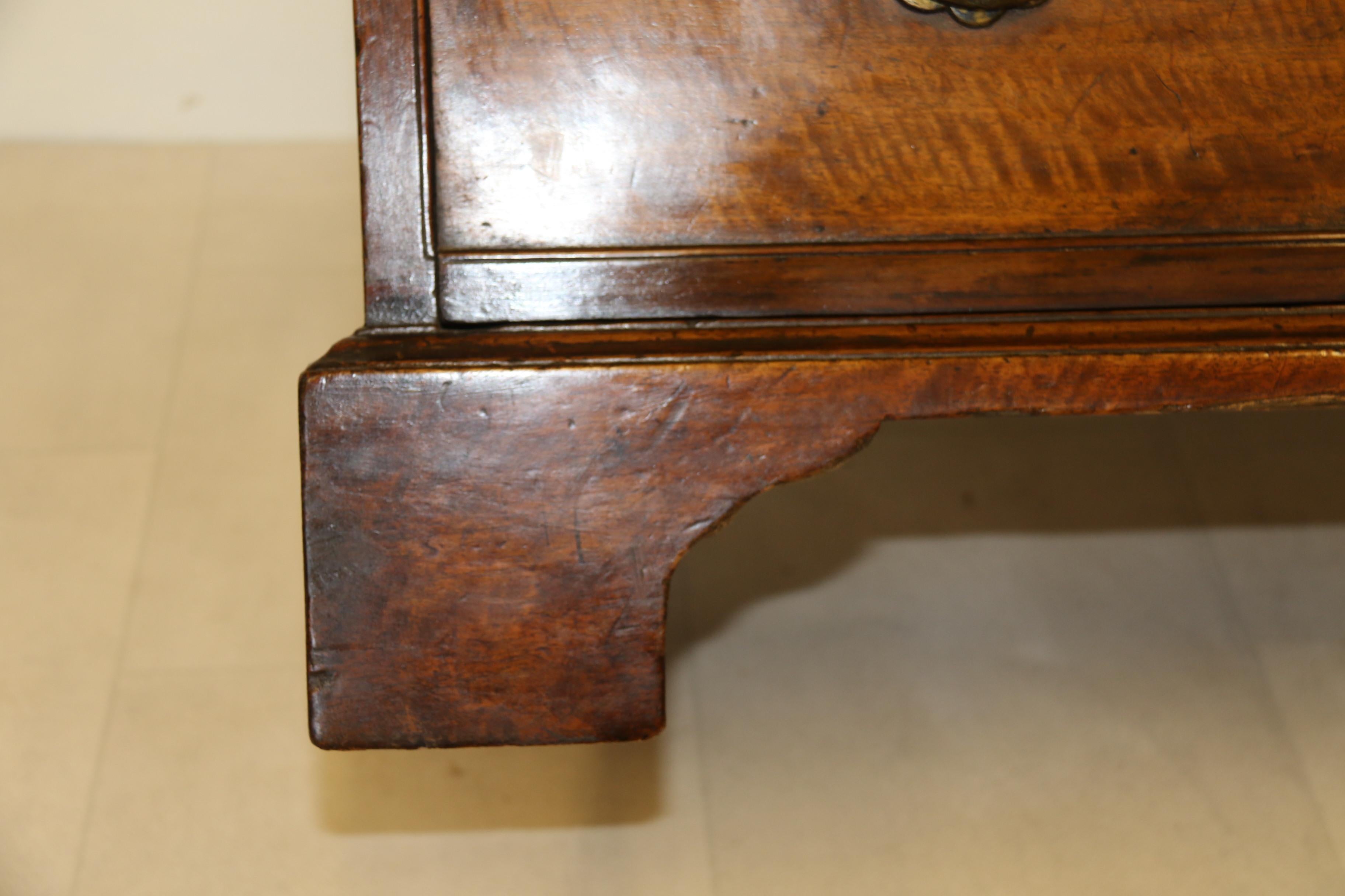 Mid-18th Century Georgian Padauk Wood Bachelors Chest of Drawers with Writing Fitment, circa 1730 For Sale