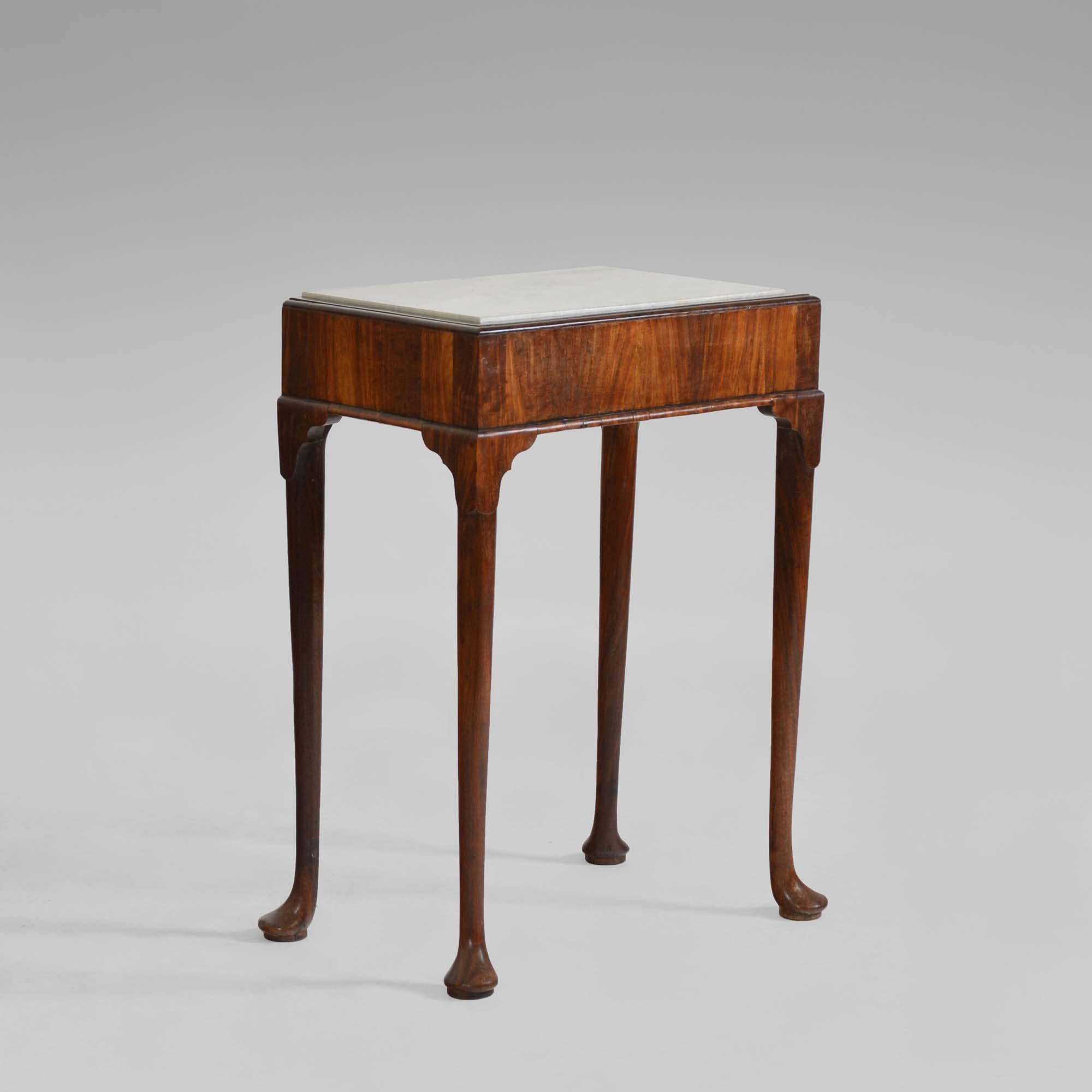 Table de pilier géorgienne en padouk

Petite et élégante table à pilier en padouk de George II. Le plateau rectangulaire en marbre gris veiné est orné d'une bordure à bandes croisées et d'une moulure en quart de cercle au-dessus d'une frise de