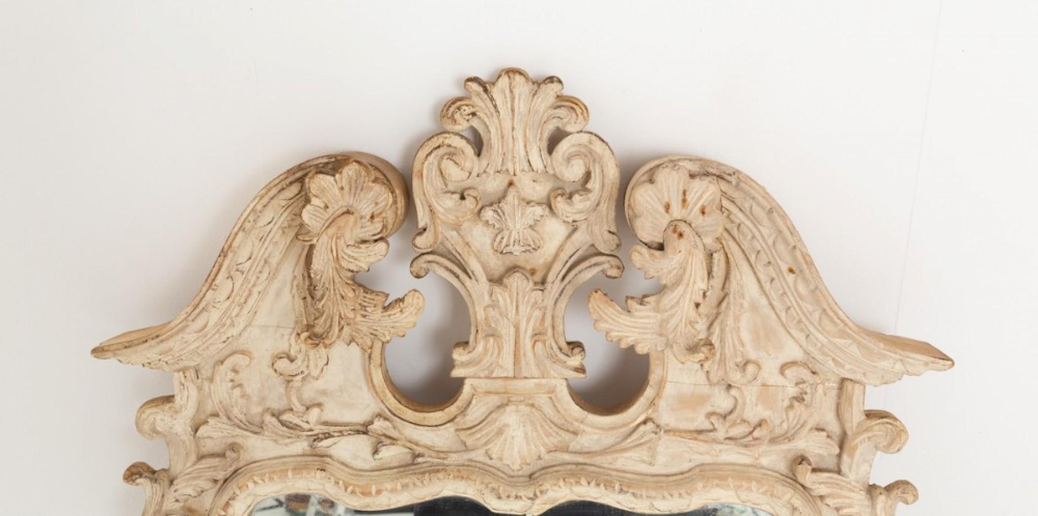 Espejo decorativo pintado de estilo georgiano.
Alrededor de 1900
Este espejo tiene un marco decorativo de pino pintado tallado y presenta un frontón arquitectónico tallado.
Se presenta en buen estado.