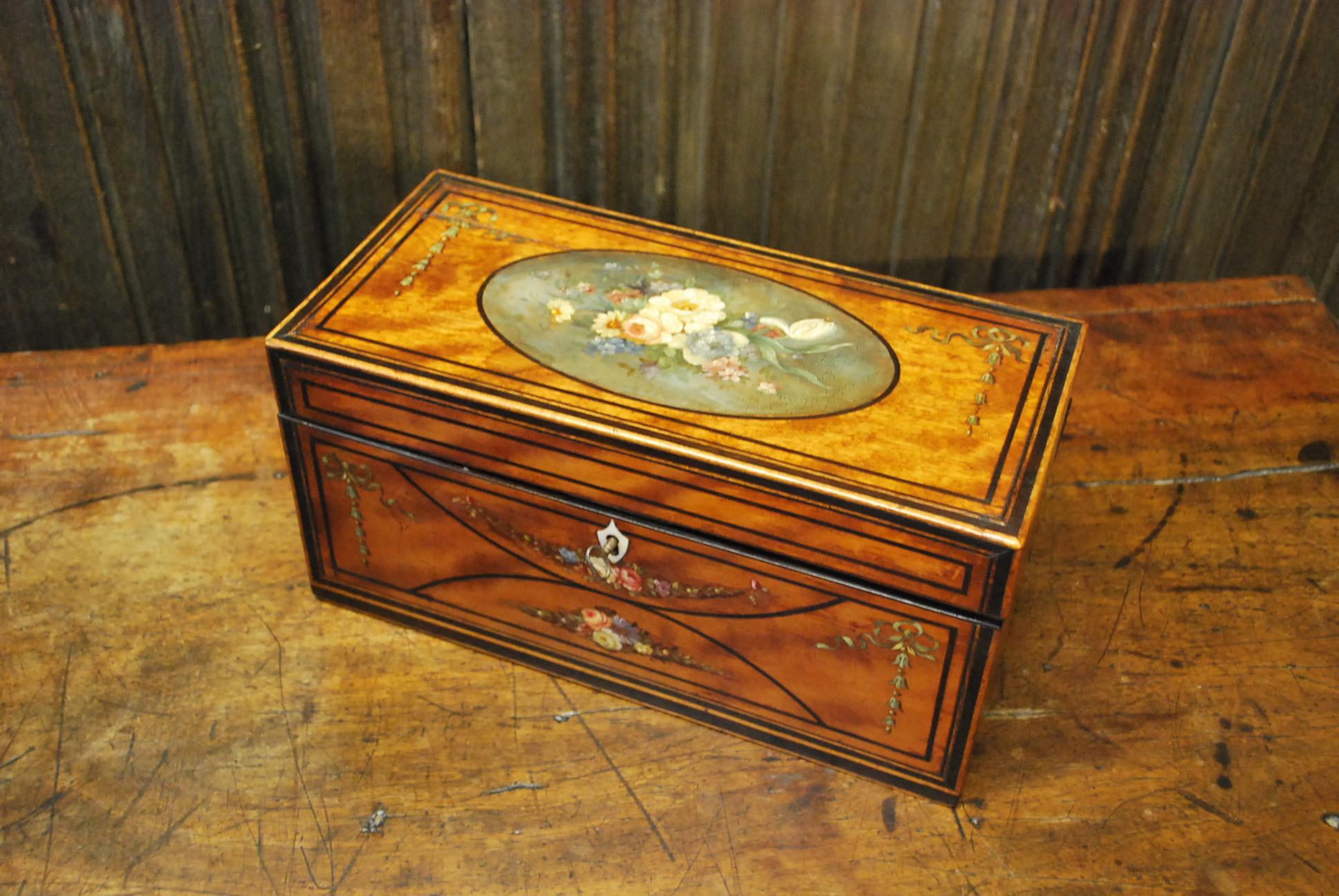 Georgian Painted Satinwood Tea Caddy In Excellent Condition In Cheltenham, GB