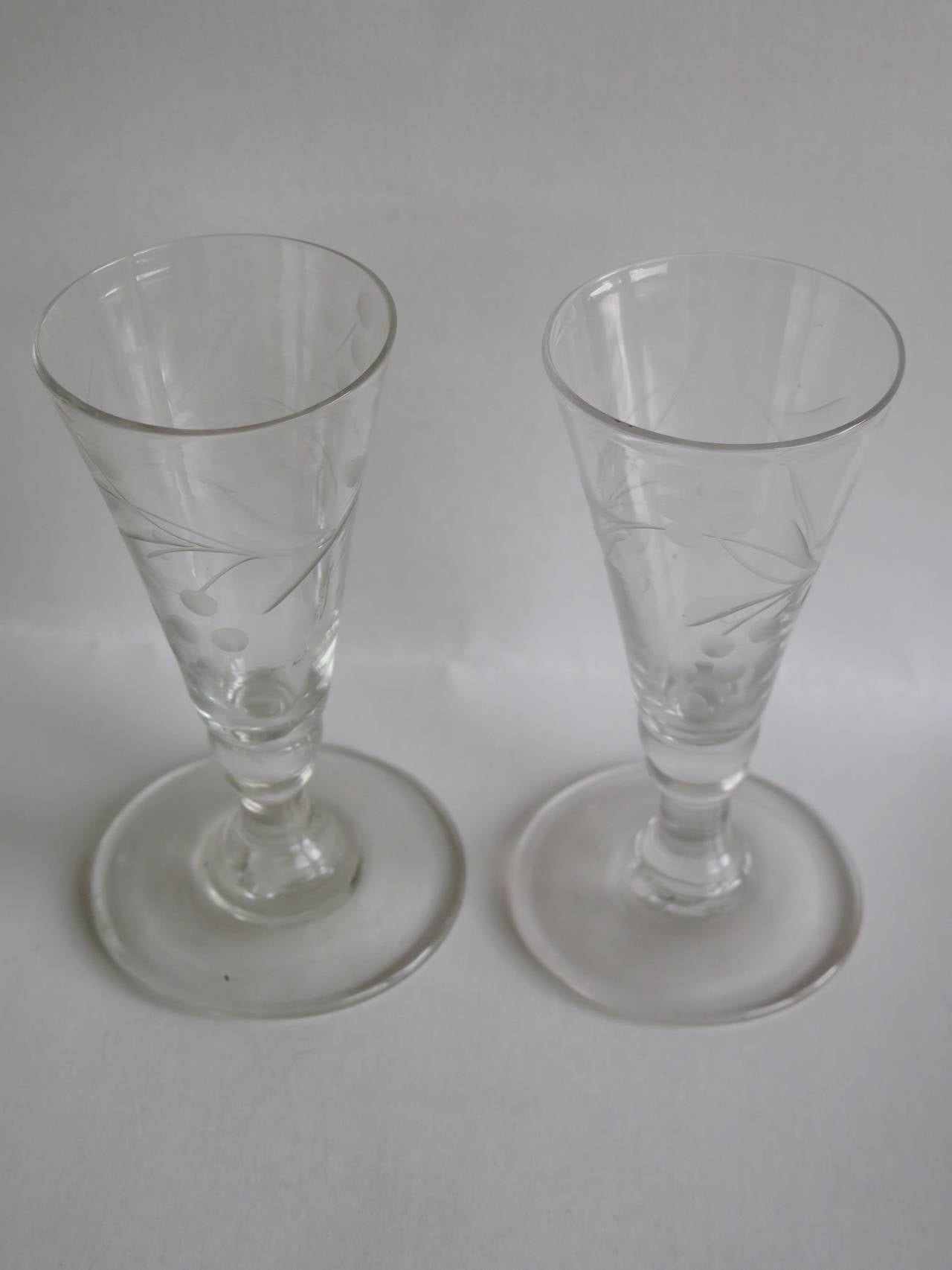 Georgian PAIR of Engraved Wine or Ale Drinking Glasses Hand Blown, circa 1790 In Good Condition In Lincoln, Lincolnshire