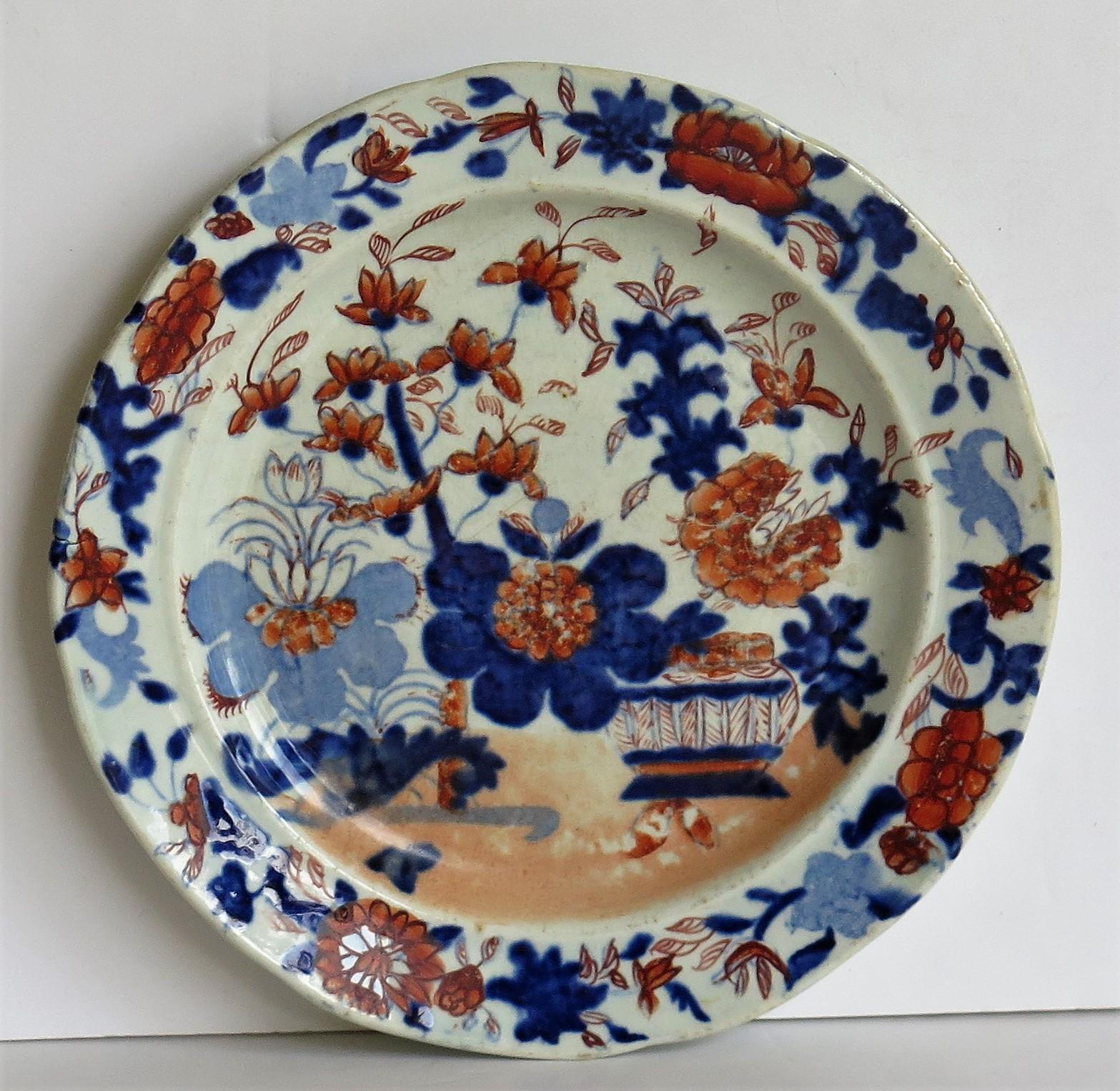Dies ist ein gutes, frühes Paar Mason's Ironstone Teeteller, handbemalt im sehr dekorativen Basket Japan Muster, hergestellt von der Mason's Fabrik in Lane Delph, Staffordshire, England, in der George 111. Periode, ca. 1813-1820.

Die Teller sind