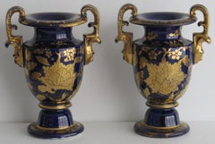 PAR georgiano de jarrones de Mason's Ironstone con dibujo dorado a mano, hacia 1818