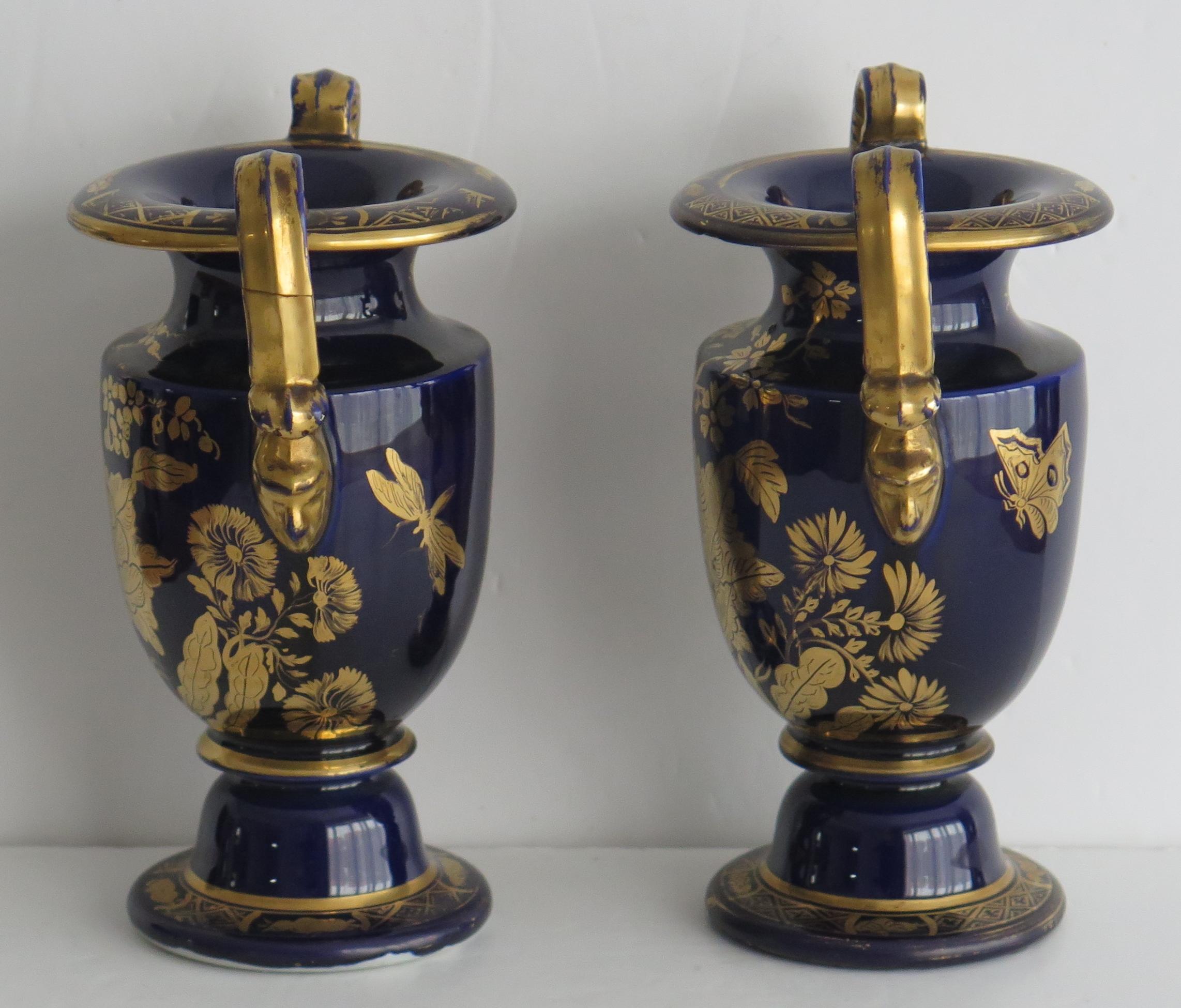 English Georgian Pair of Mason's Ironstone Vases with Gold Gilded Pattern, circa 1818 For Sale