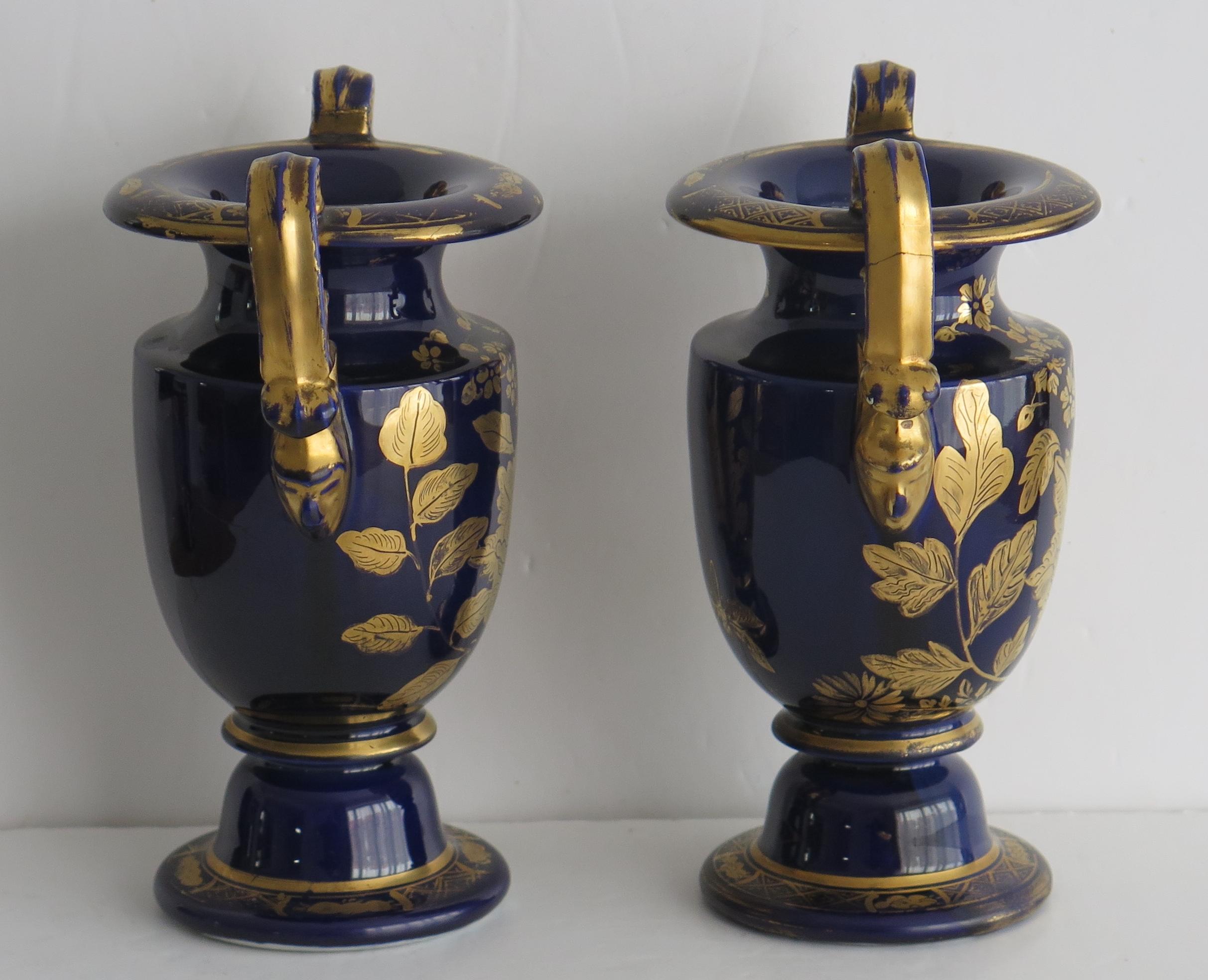 Vernissé Paire de vases géorgiens Mason's Ironstone à motif doré, vers 1818 en vente