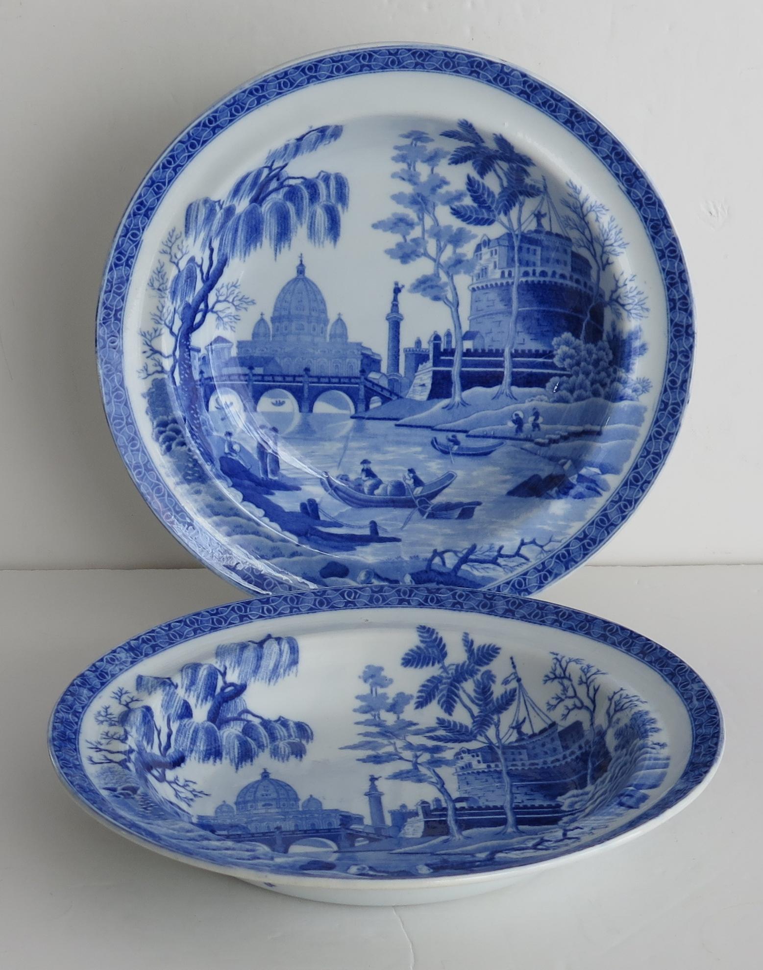 Il s'agit d'une belle paire d'assiettes creuses ou de bols à soupe au motif bleu et blanc de Rome ou du Tibre, produits par la manufacture Spode et fabriqués dans un type de poterie appelé Pearl-ware, au début du 19e siècle, vers 1815.

La vue en