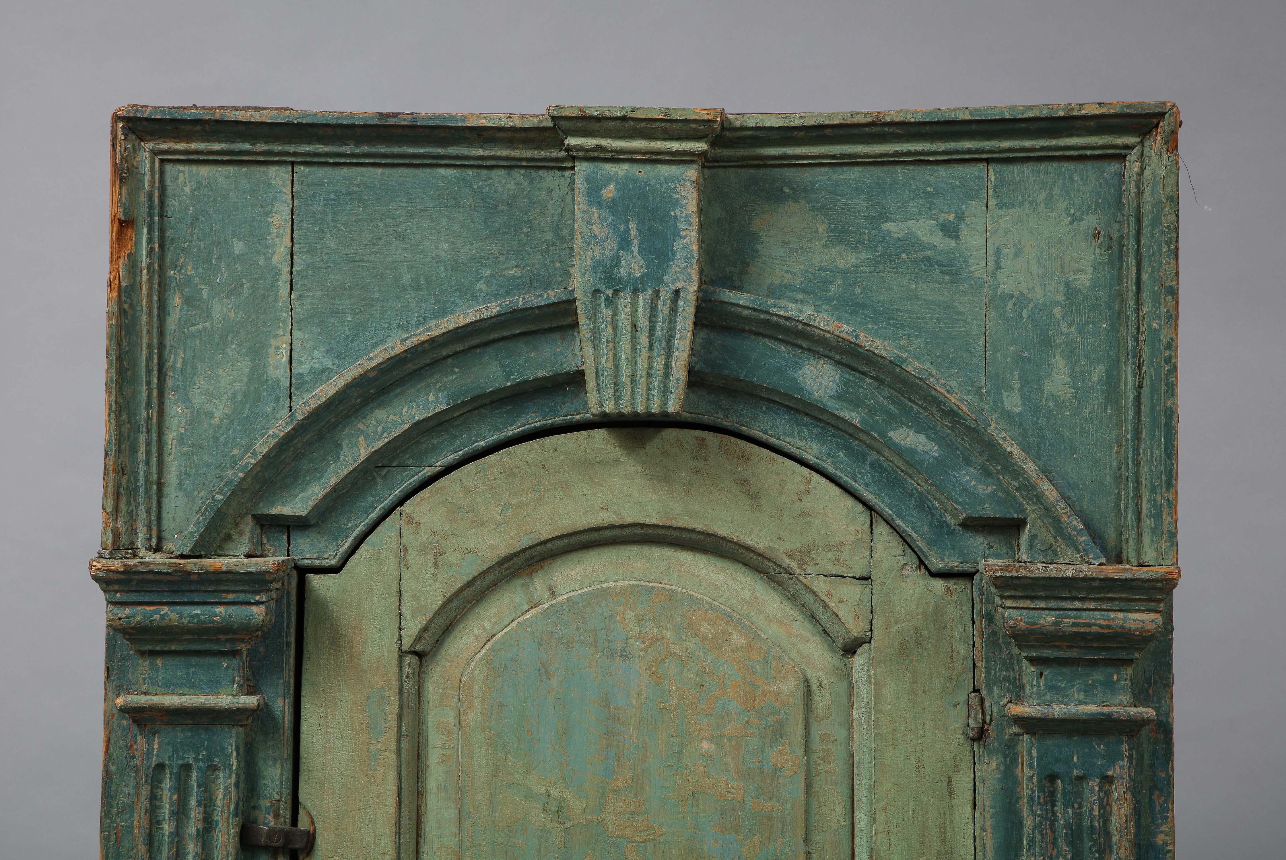 Feine George II hängenden Eckschrank mit großen architektonischen Details, der Giebel mit Keystone Bogen über zwei Panel Tür flankiert von kannelierten Pilastern, das Innere mit schönen gewellten Regalen und das Äußere in schönen ursprünglichen Ente