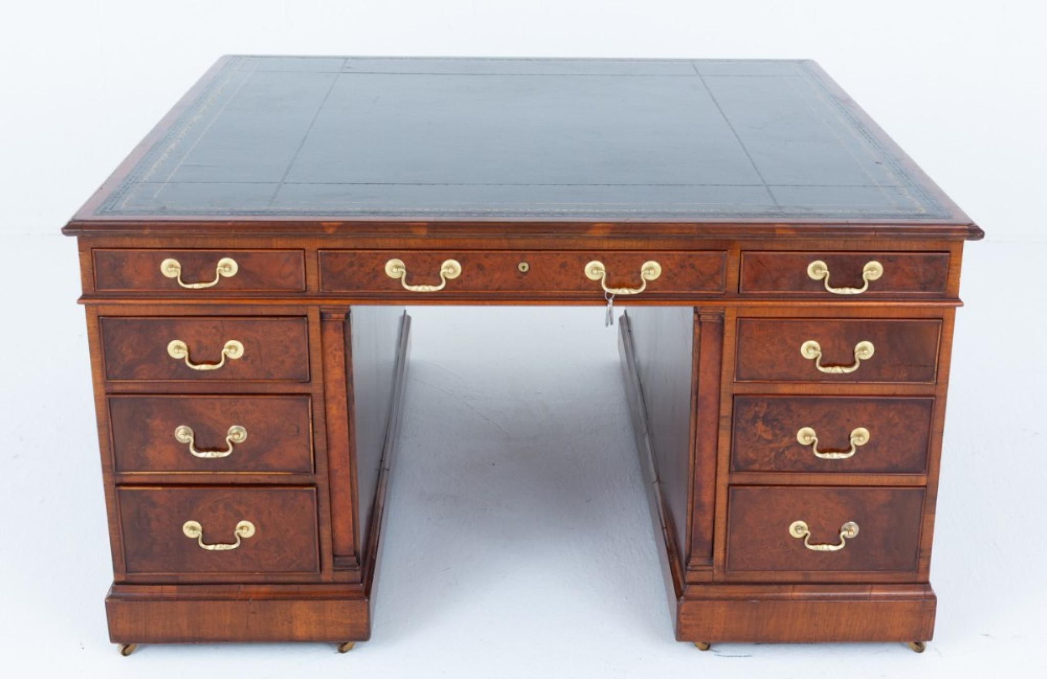 Georgian Partners Desk Walnut Writing Table In Good Condition For Sale In Potters Bar, GB