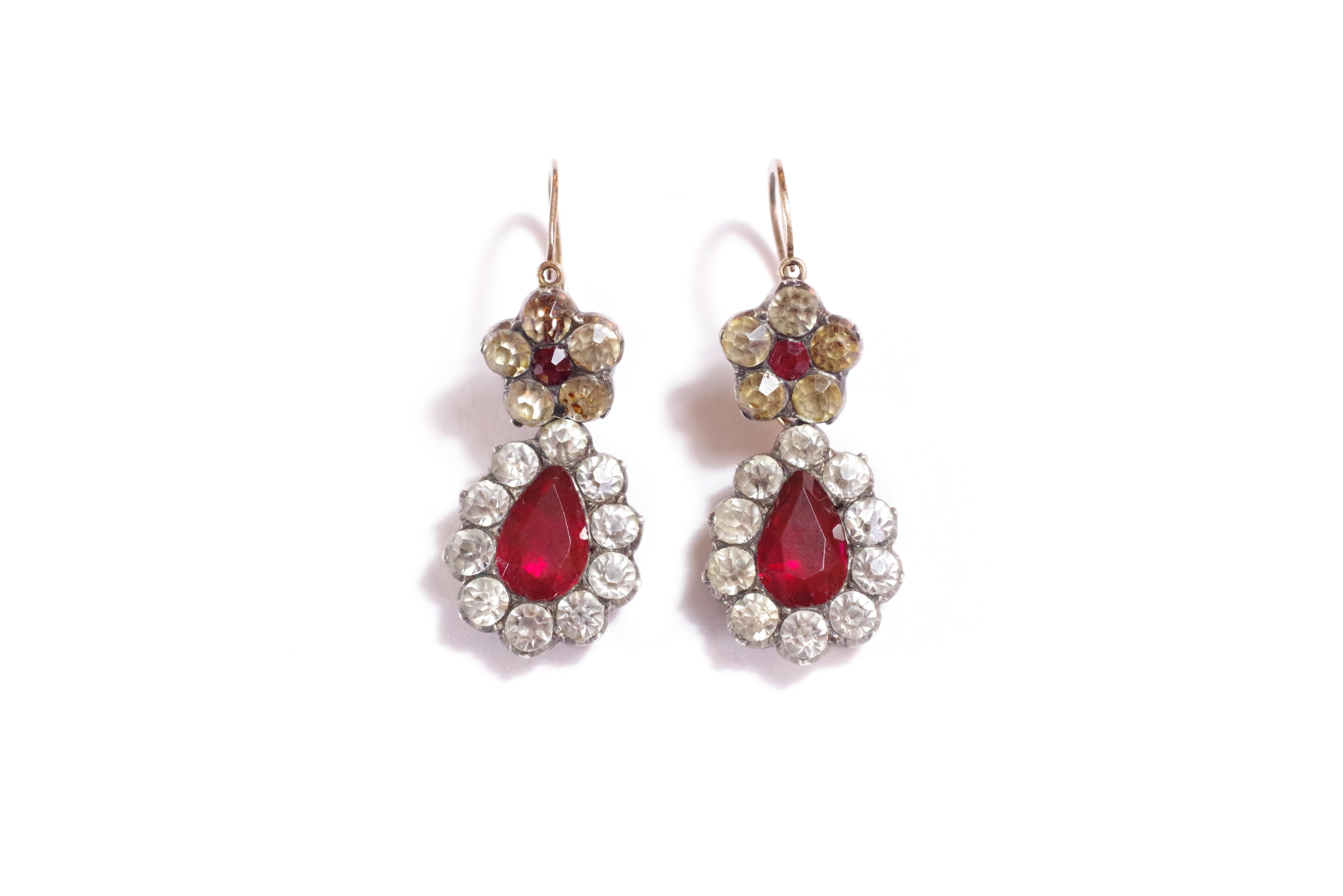Georgian paste earrings in 18k pink gold and silver. These earrings are in two parts. The upper part is composed of a drop earring with a flower design, decorated with red and white faceted glass set on silver. The lower part is formed of a drop